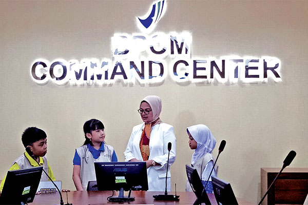 Reporter cilik sedang mewawancarai Kepala Badan POM Ibu Penny K Lukito