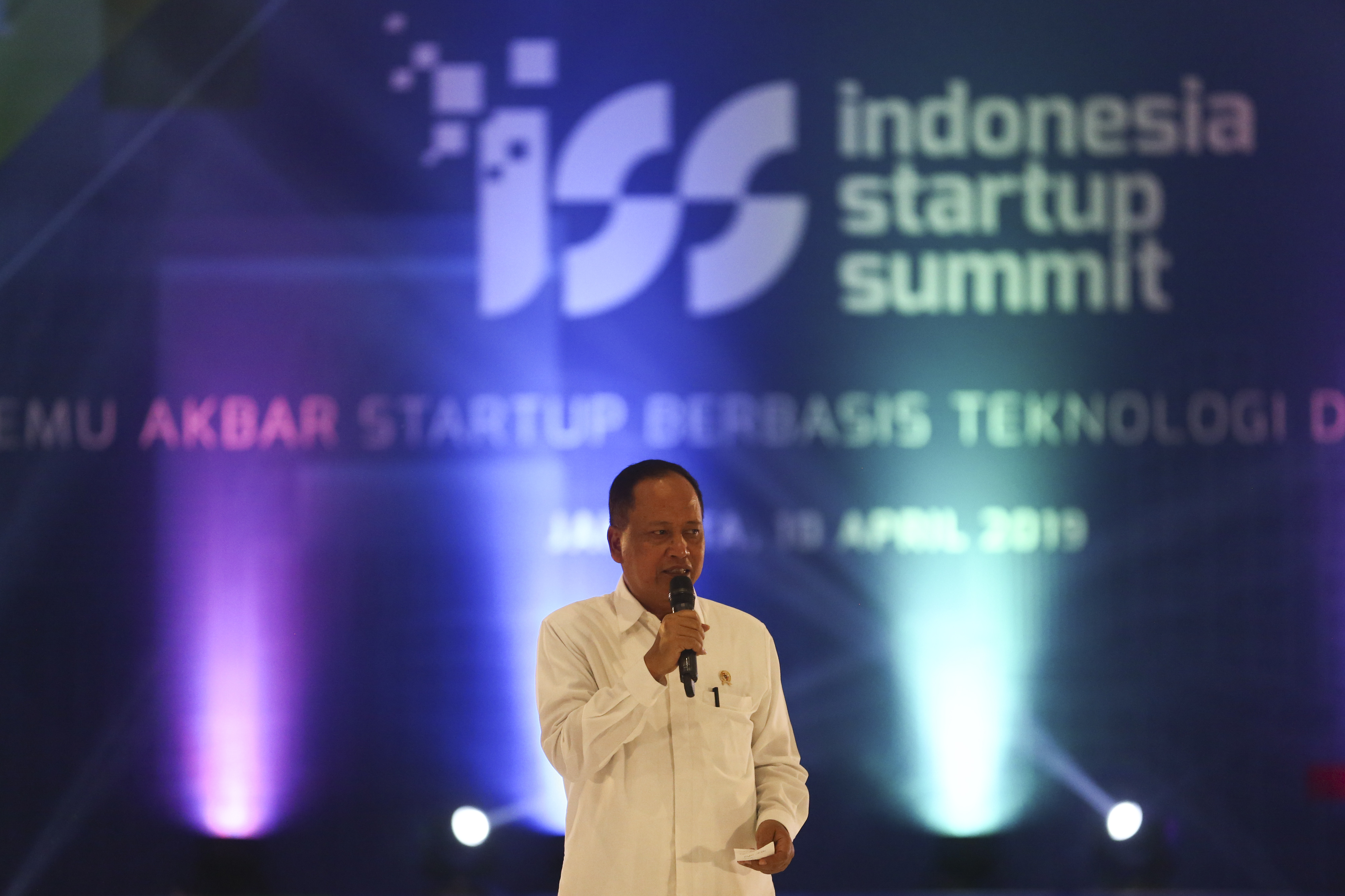 Menristekdikti Mohamad Nasir berpidato saat meresmikan pembukaan Indonesia Startup Summit 2019 di JIExpo Kemayoran, Jakarta.
