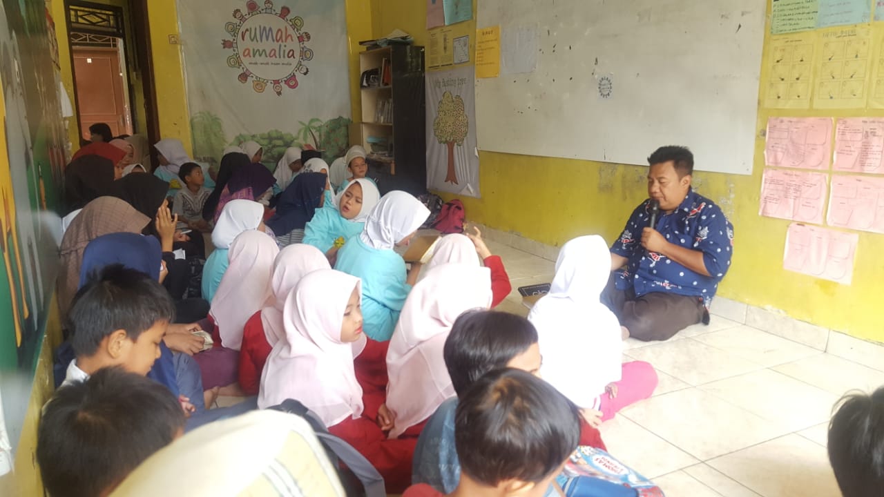  Konselor dan pemerhati anak, Muhammad Agus Syafii, memberi penjelasan seputar gempa kepada anak-anak.