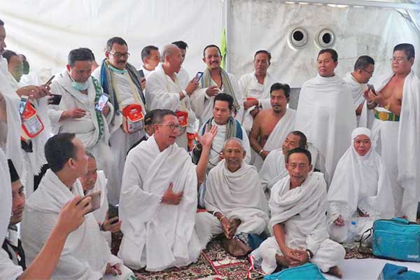 Menteri Agama Lukman Hakim Saifuddin berdialog dengan jemaah haji dari Embarkasi Pondok Gede (JKG) 55 Maktab 9 di Arafah, Arab Saudi, kemari