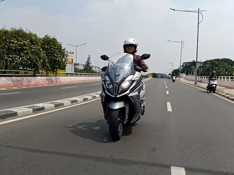  Kymco Downtown 250i saat dijajal di jalan di Jakarta