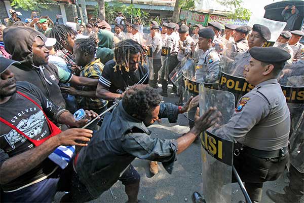 Ilustrasi - Sekelompok orang yang menamakan diri Aliansi Mahasiswa Papua berunjukrasa di Jalan Kalasan, Surabaya, Jawa Timur, Senin (1/7/20)
