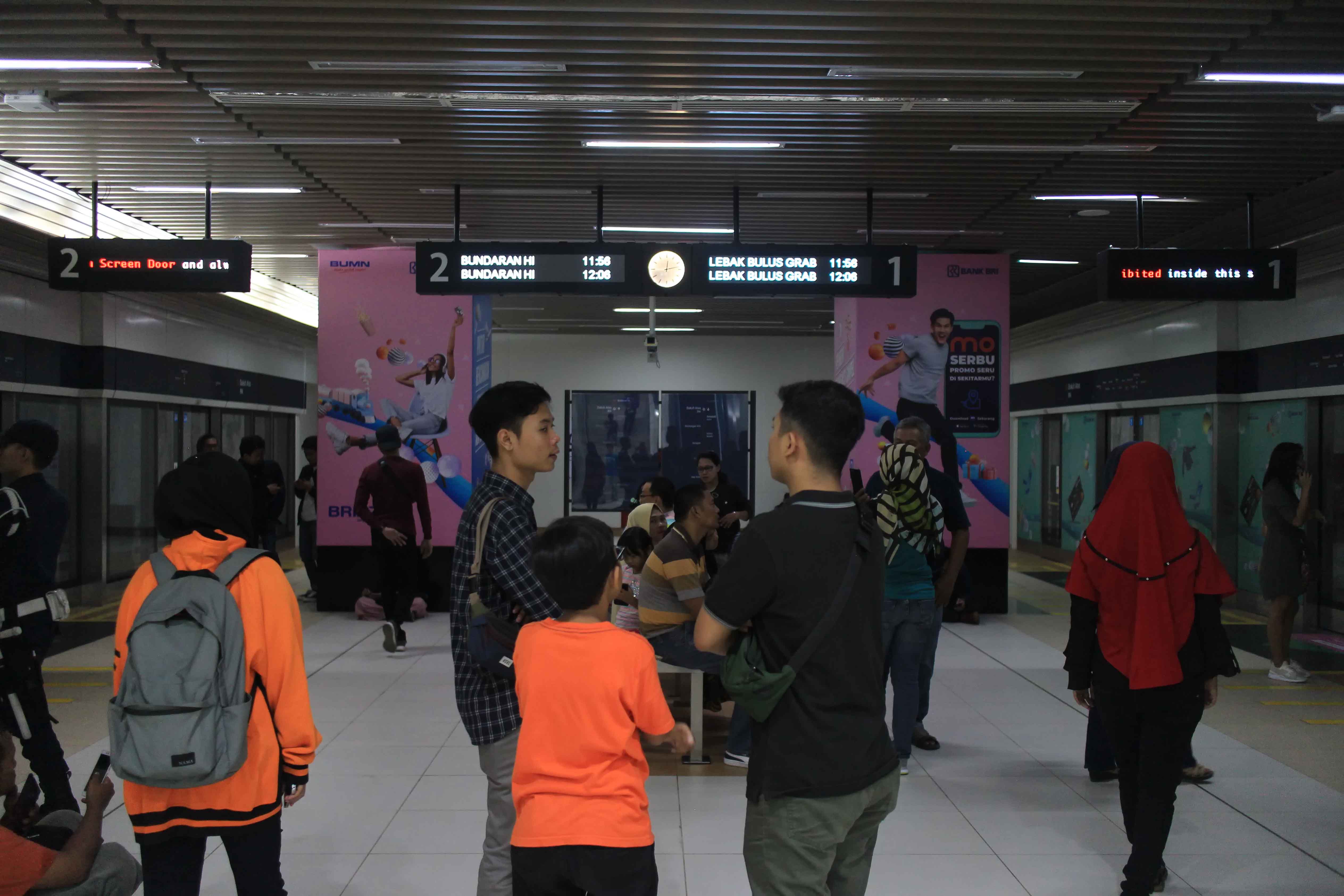 Penumpang MRT menunggu kereta saat llistrik padam di Jakarta