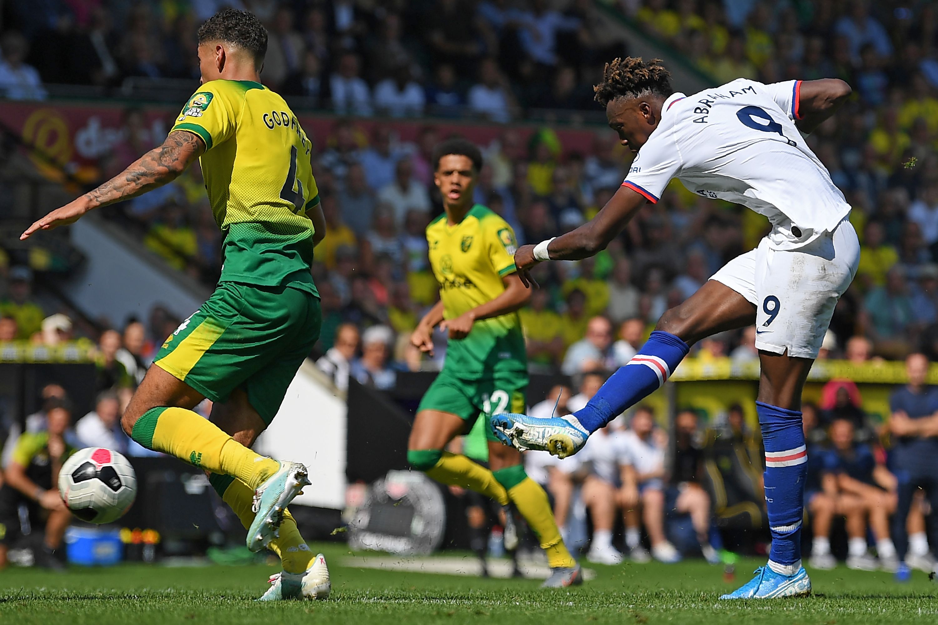 Striker Inggris Chelsea Tammy Abraham (kanan) menembak untuk mencetak gol keduanya,  Liga Utama Inggris antara Norwich City dan Chelsea 