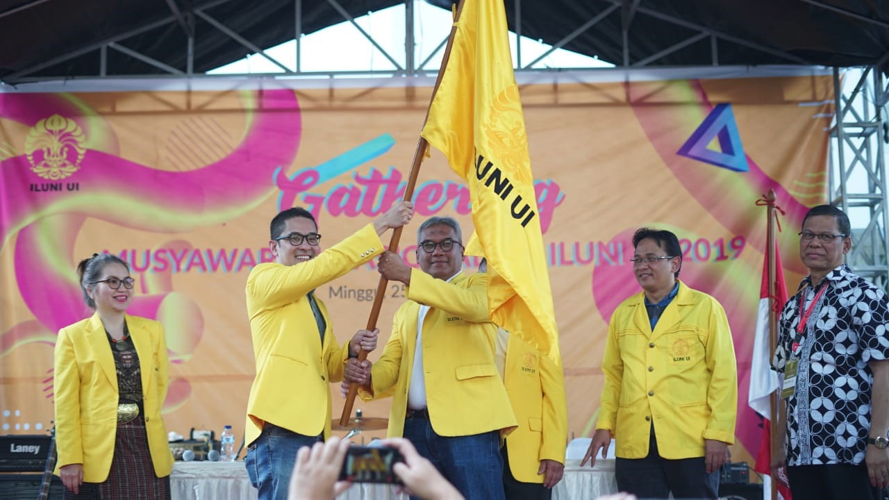 Penyerahan bendera Iluni UI dari Arief Budhy Hardono kepada Andre Rahadian