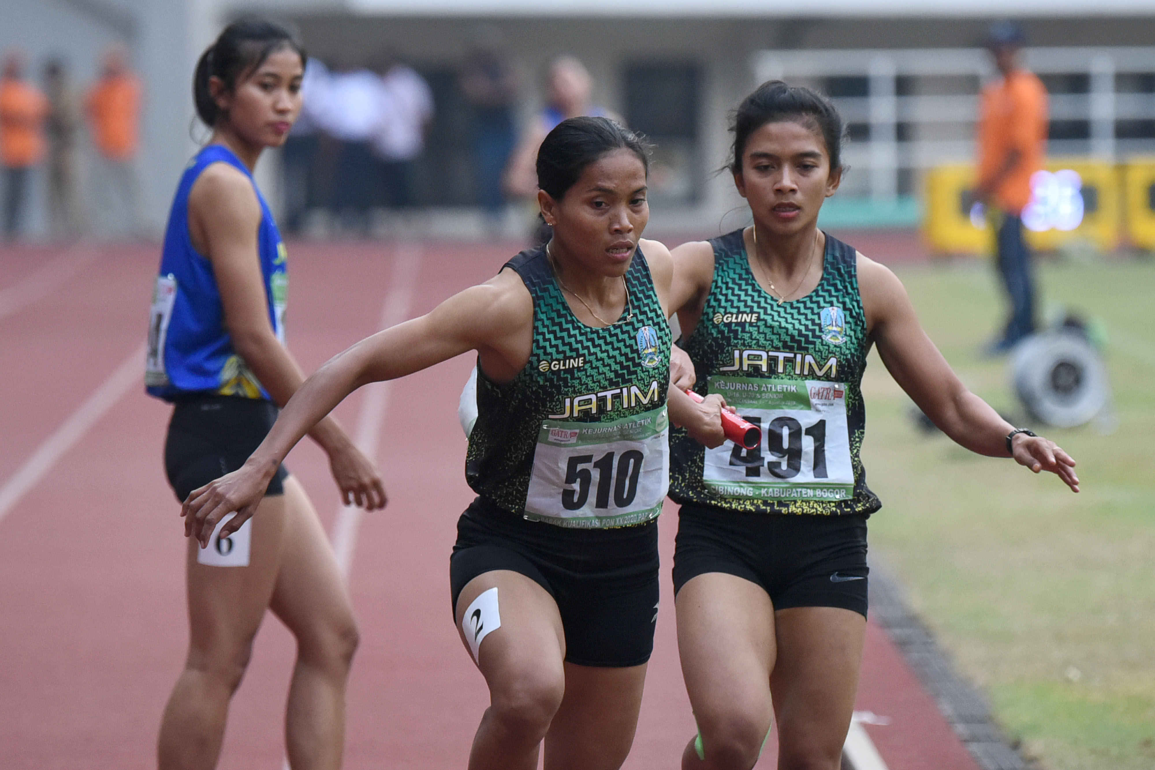 AWA TIMUR RAIH MEDALI EMAS LARI NOMOR ESTAFET 4X4OO METER