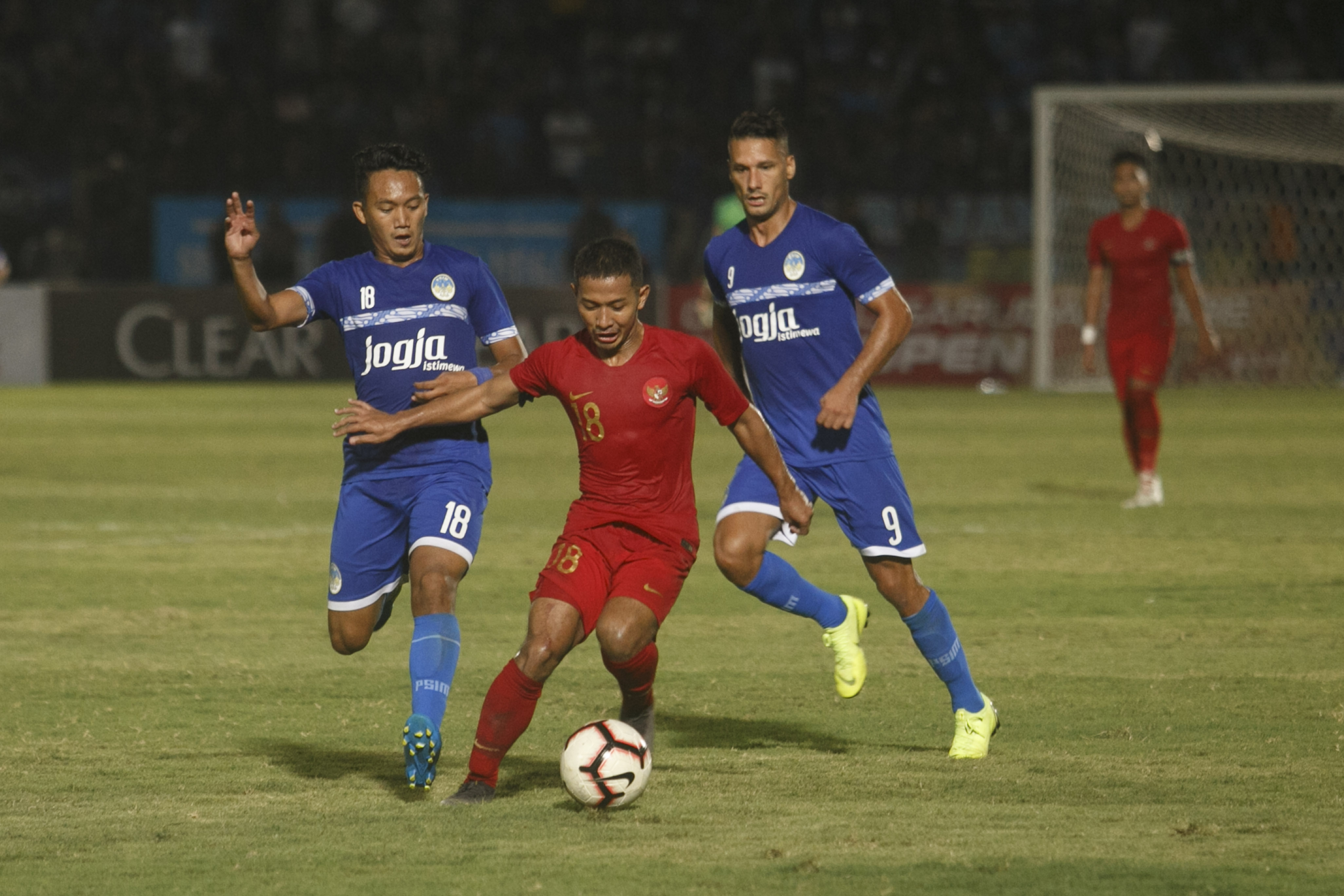  Pesepak bola timnas Indonesia U-23 Gian Zola Nasrulloh (tengah) 
