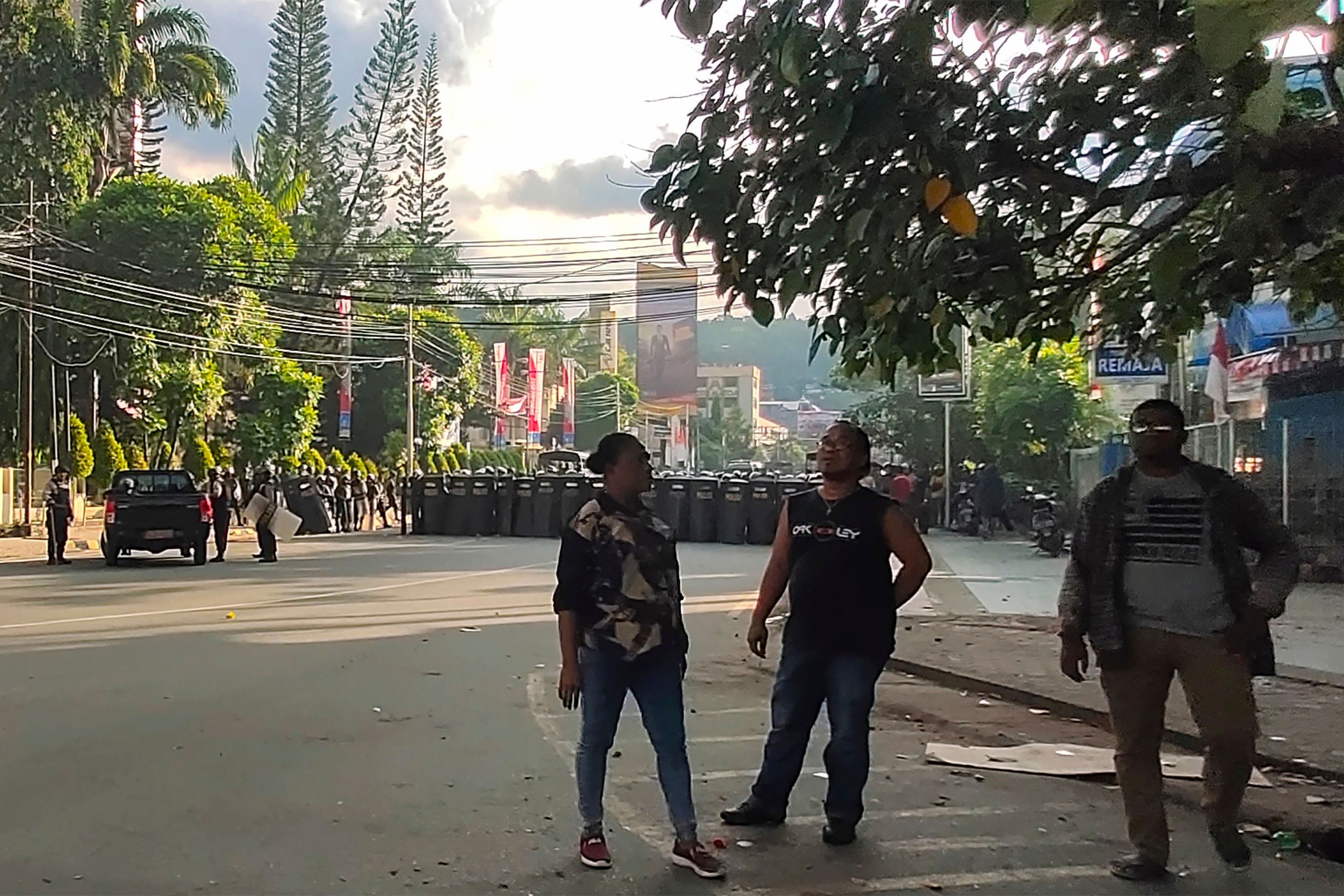 Polisi berjaga di jalan Kota Jayapura pascaaksi demonstrasi di kota tersebut.