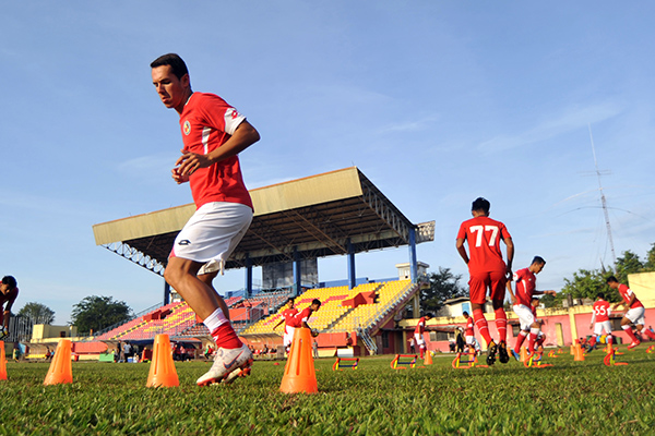 Para pemain Semen Padang FC sedang melakukan sesi latihan