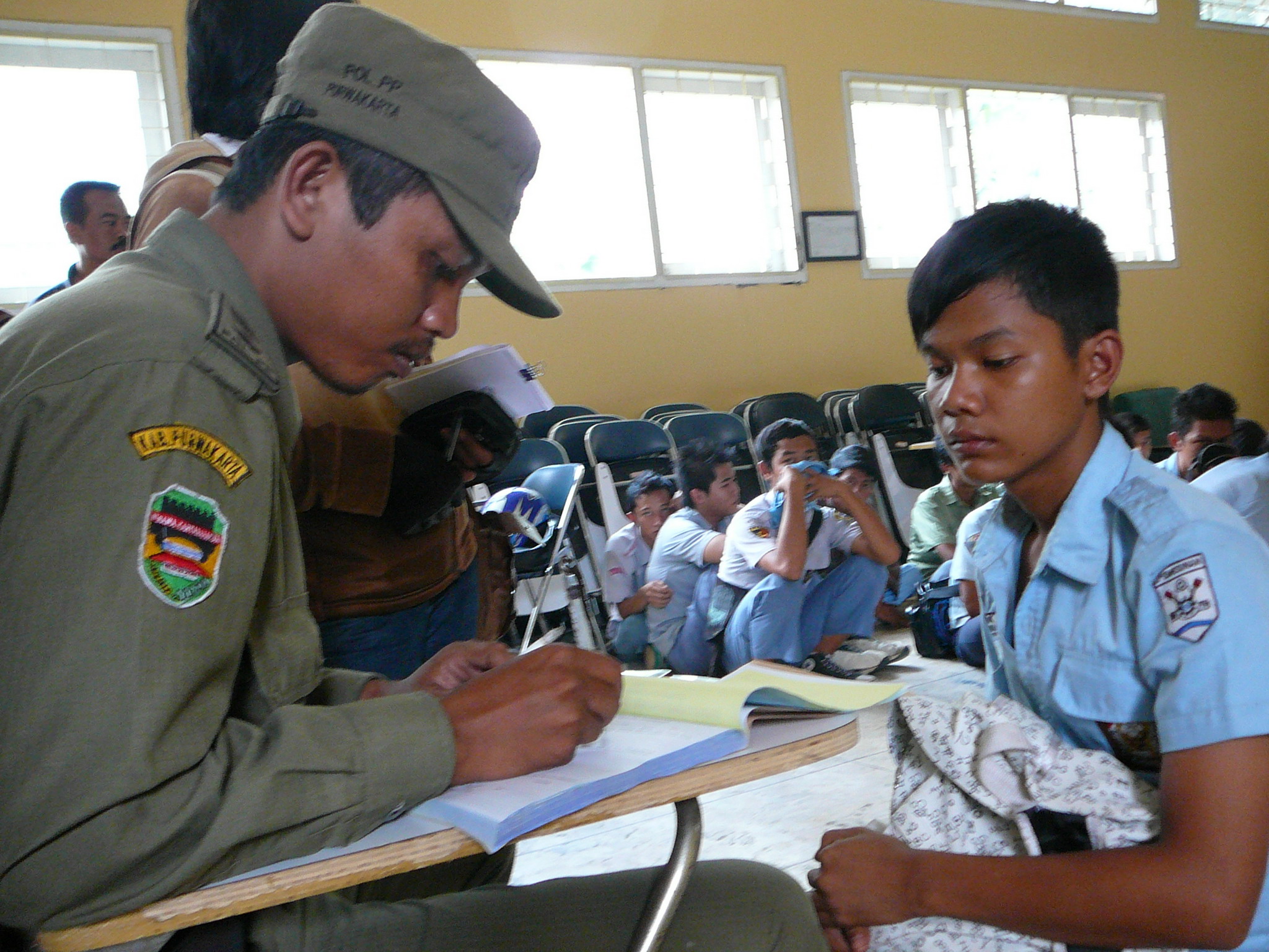 Petugas Satpol PP Purwakarta membuat laporan untuk seorang pelajar yang terjaring dalam operasi pelajar yang keluar pada jam belajar.