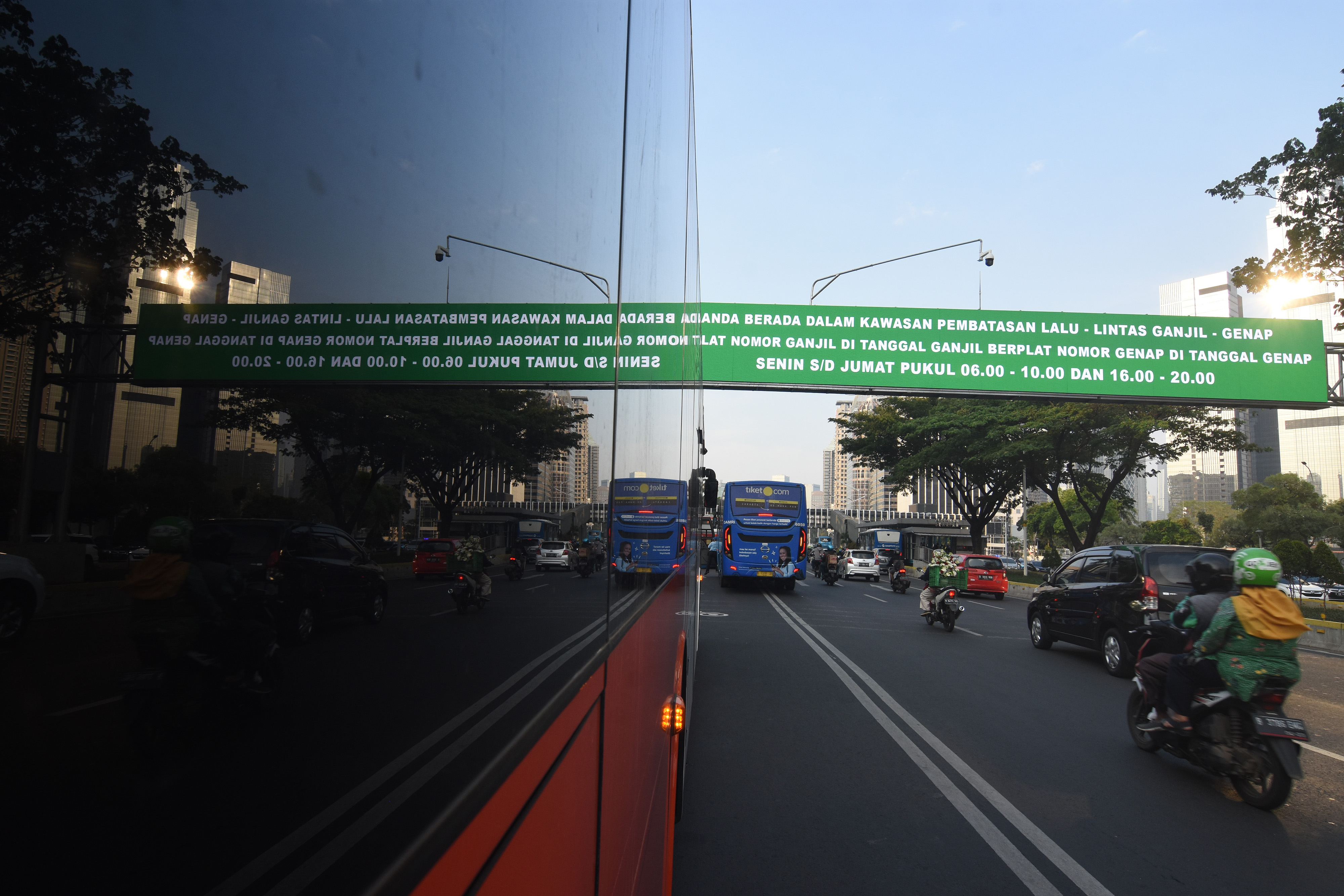 Kendaraan melintas di kawasan Jalan Jenderal Sudirman, Jakarta