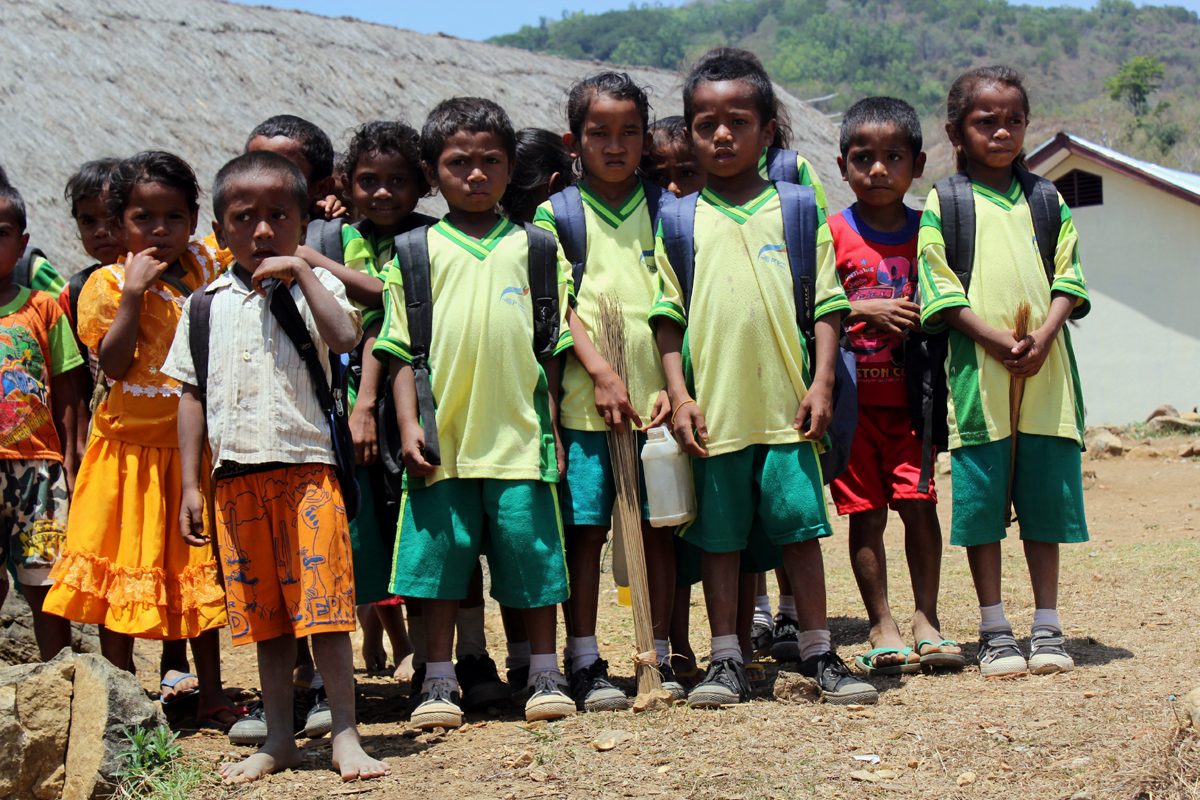 Anak-anak sekolah di NTT harus membawa jeriken untuk mencari air selama krisis air bersih di sana.