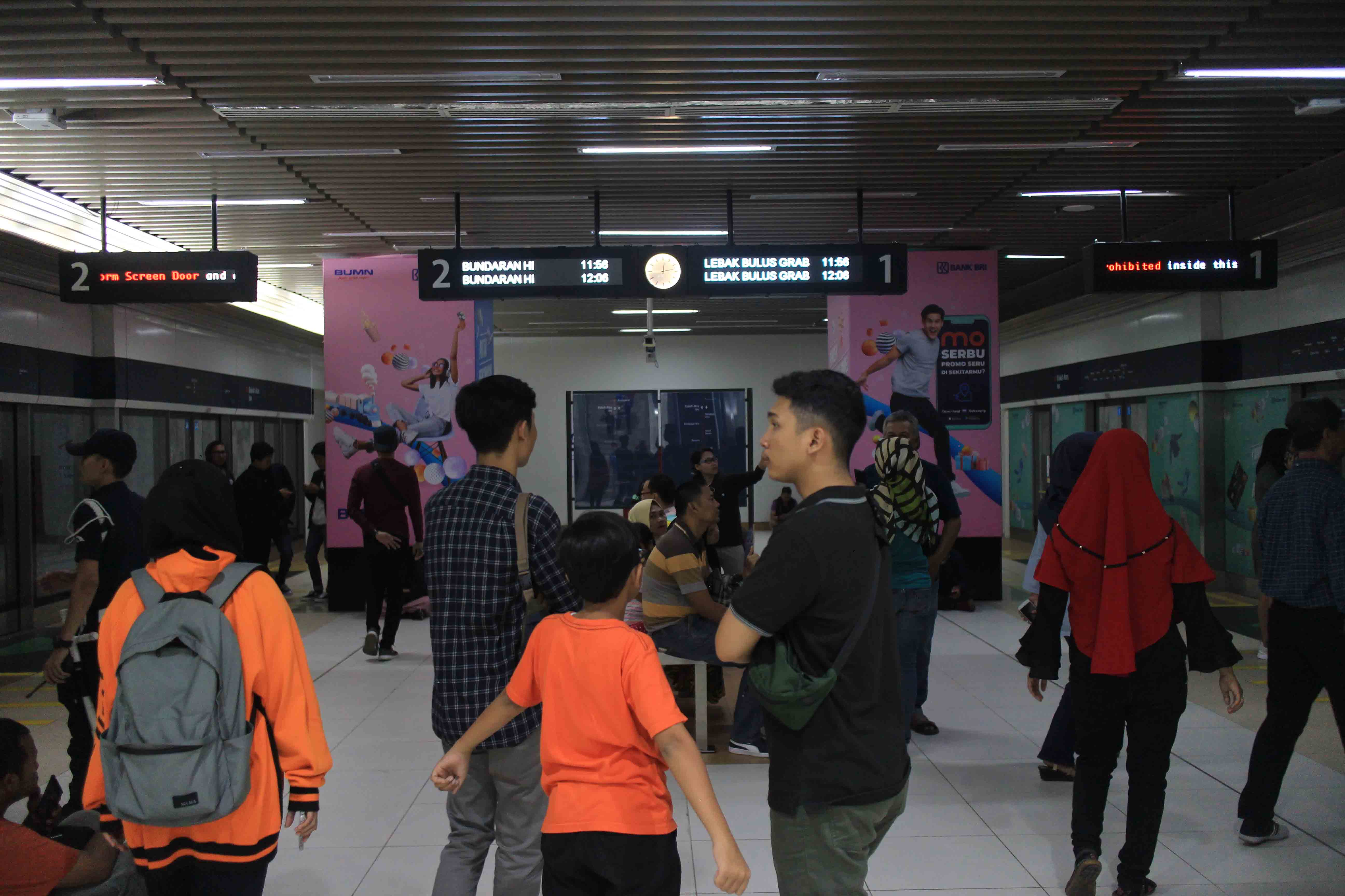 Calon penumpang MRT saat listrik padam di Stasiun Bundaran HI, Jakarta, Minggu (4/8). Untuk bantu mobilitas warga,  TransJakarta Digratiskan