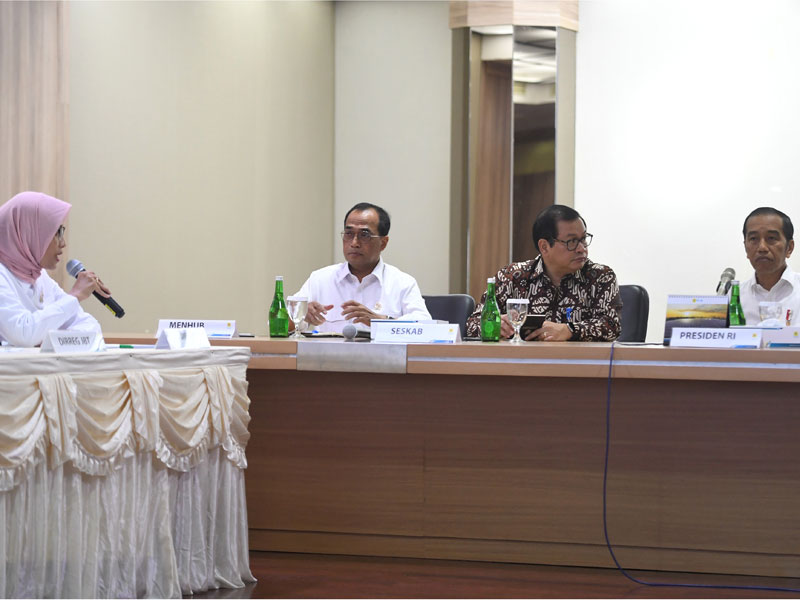 Presiden didampingi Seskab Pramono Anung dan Menteri Perhubungan Budi Karya Sumadi mendengarkan pemaparan dari Plt Dirut PLN Sripeni Inten.