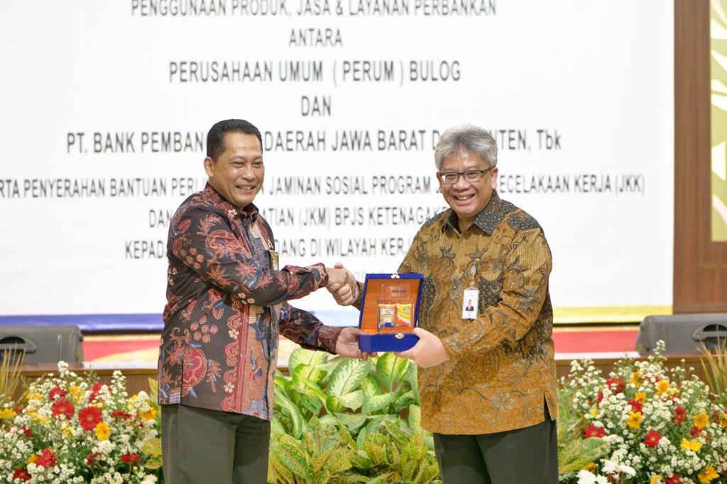  Acara penandatangan Memorandum of Understanding antara Direktur Utama Perum Bulog Budi Waseso dan Direktur Utama Bank BJB Yuddy Renaldi. 