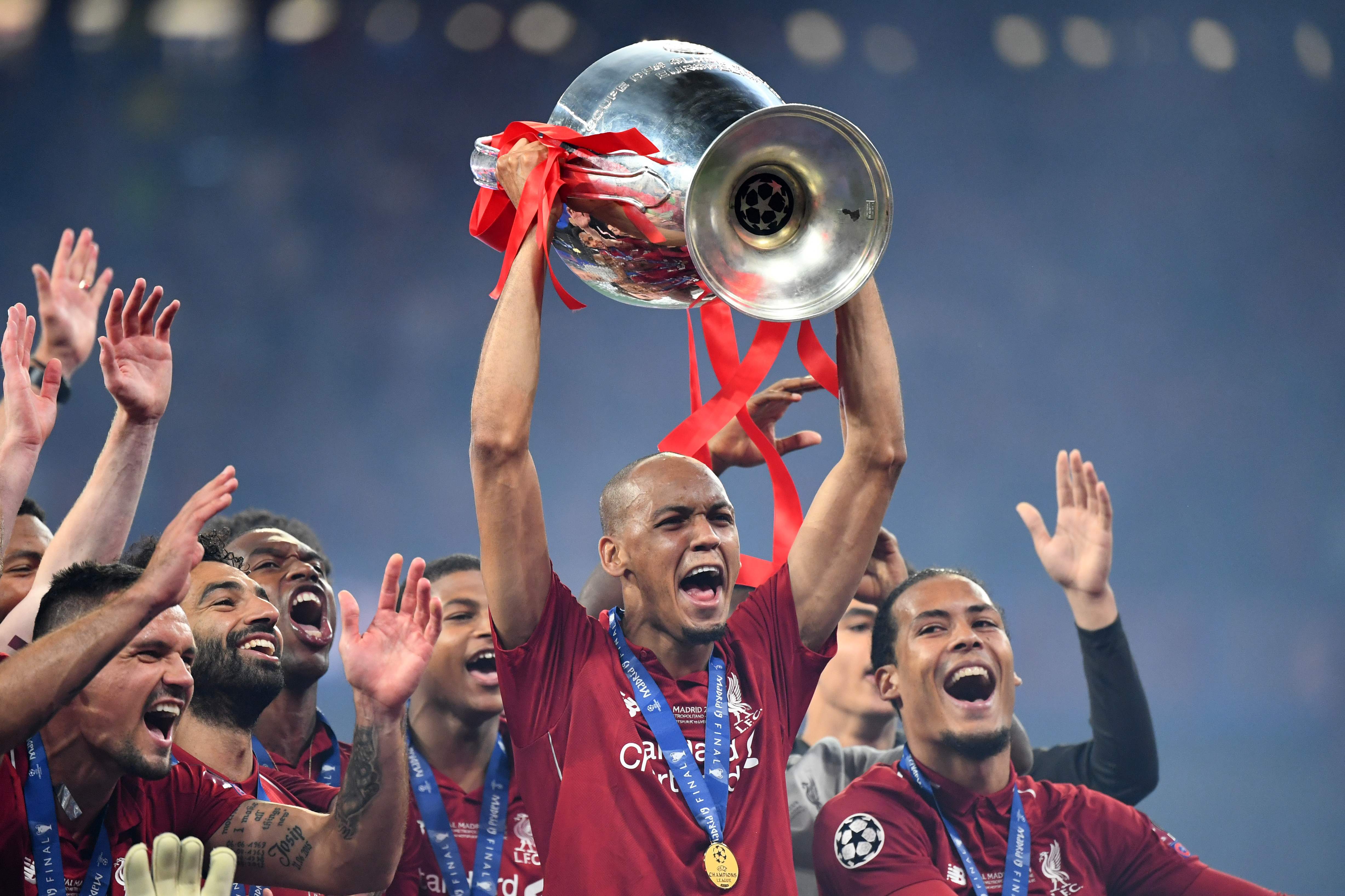 Gelandang Liverpool Fabinho mengangkat trofi Liga Champions