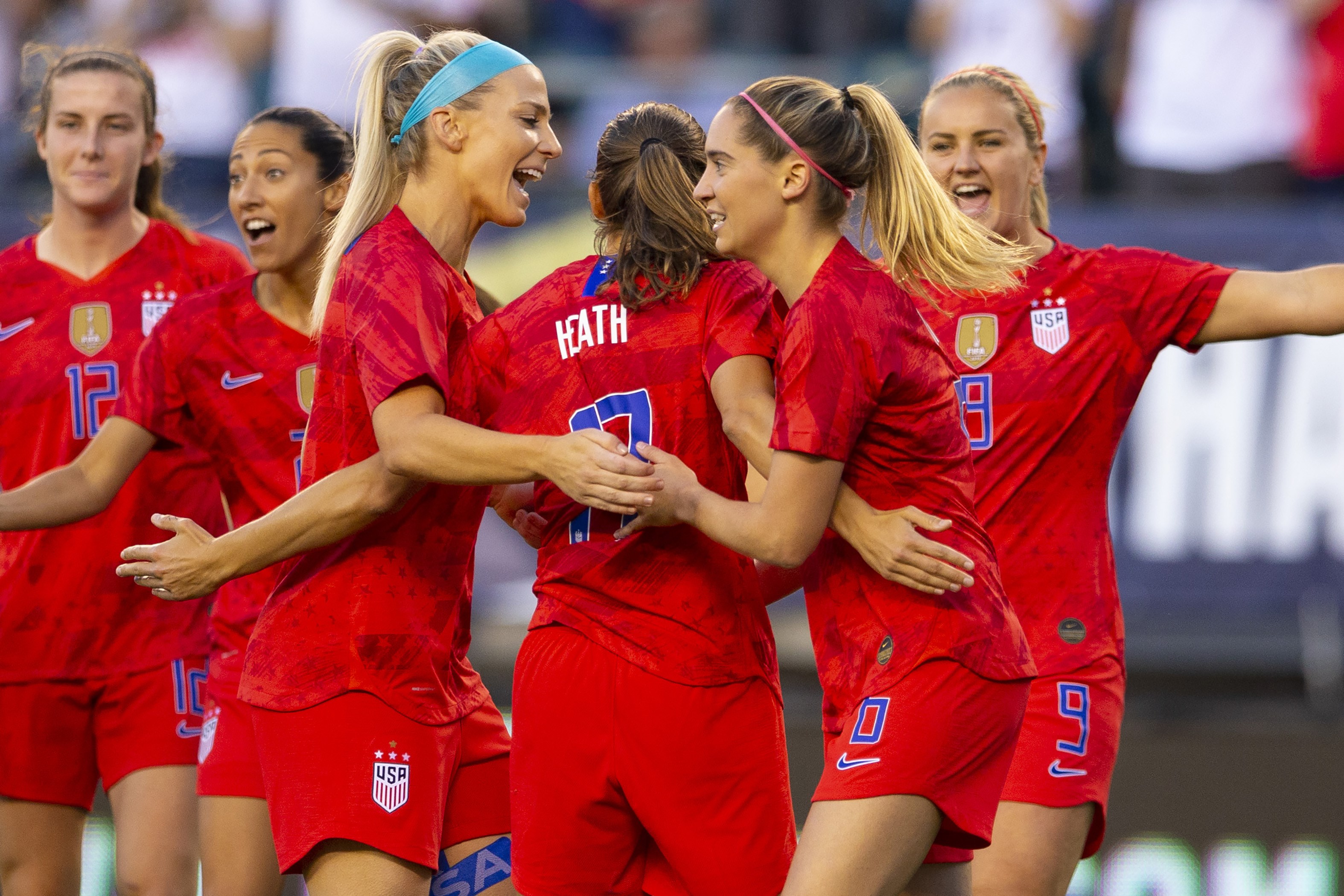 Para pemain AS merayakan gol mereka ke gawang Portugal.