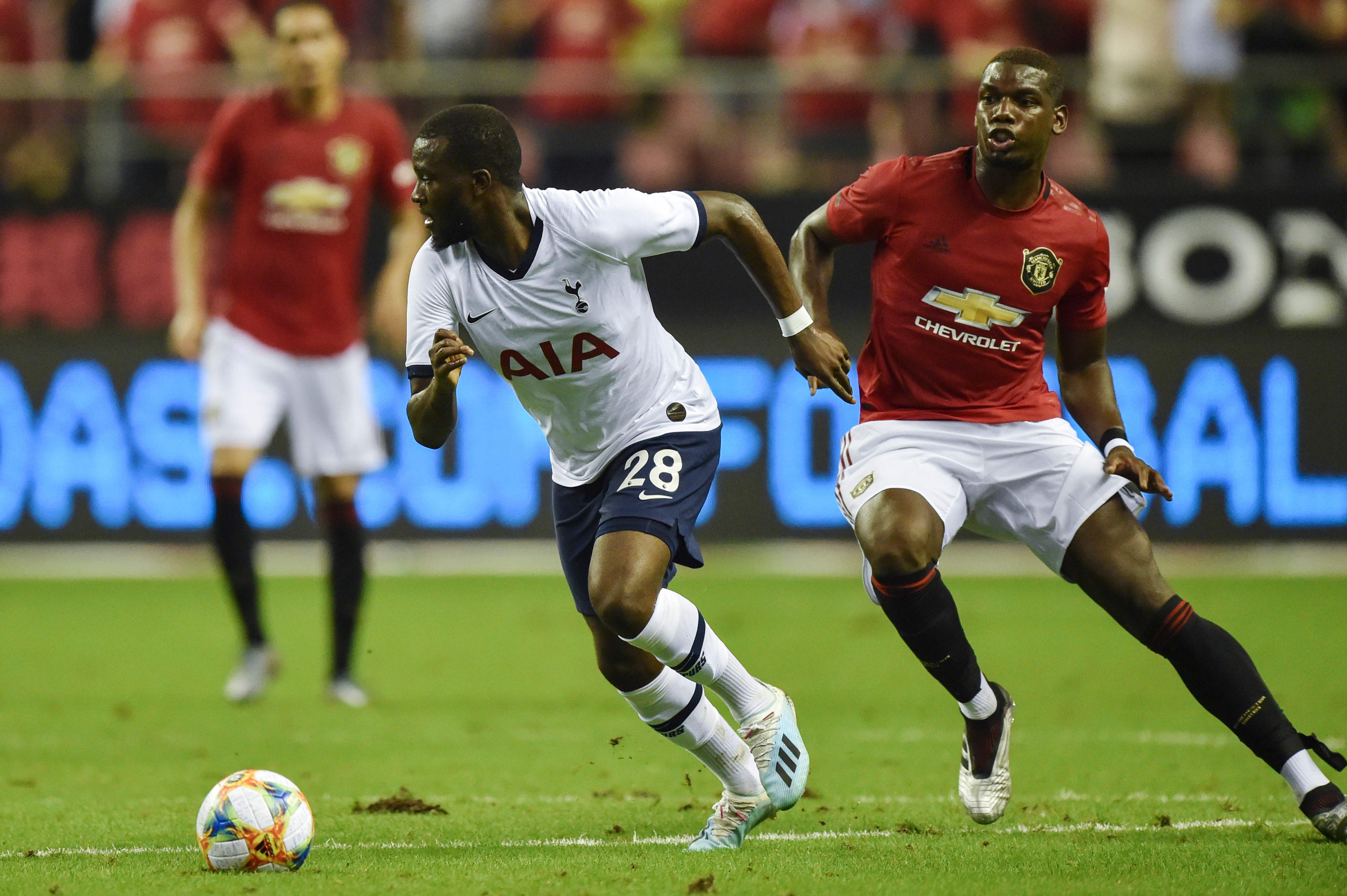 Pemain Manchester United Paul Pogba (R) bertarung memperebutkan bola dengan Tanguy Ndombele (kiri) dari Tottenham 
