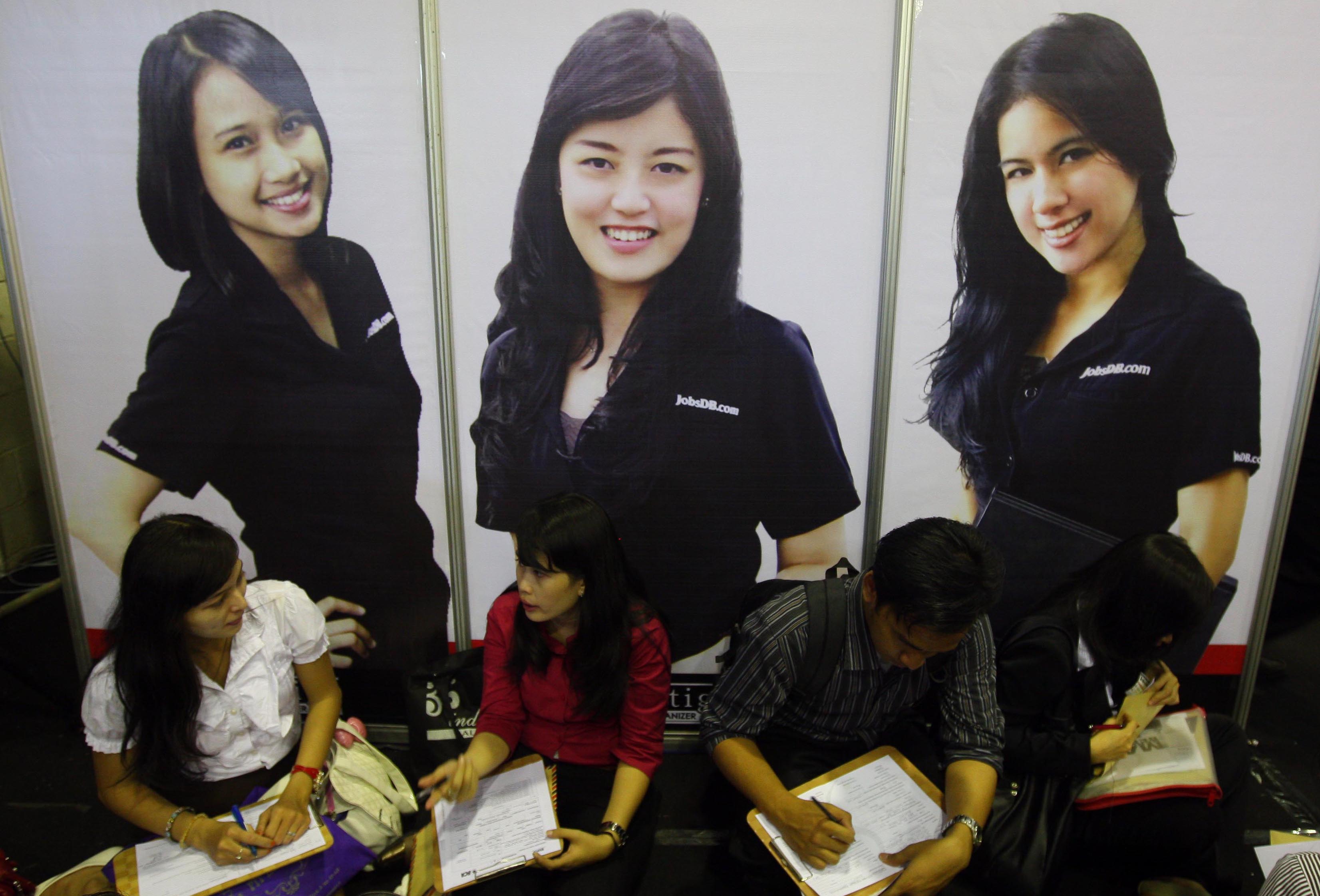 Pencari kerja mengisi biodata dan cv saat mendatangi bursa kerja