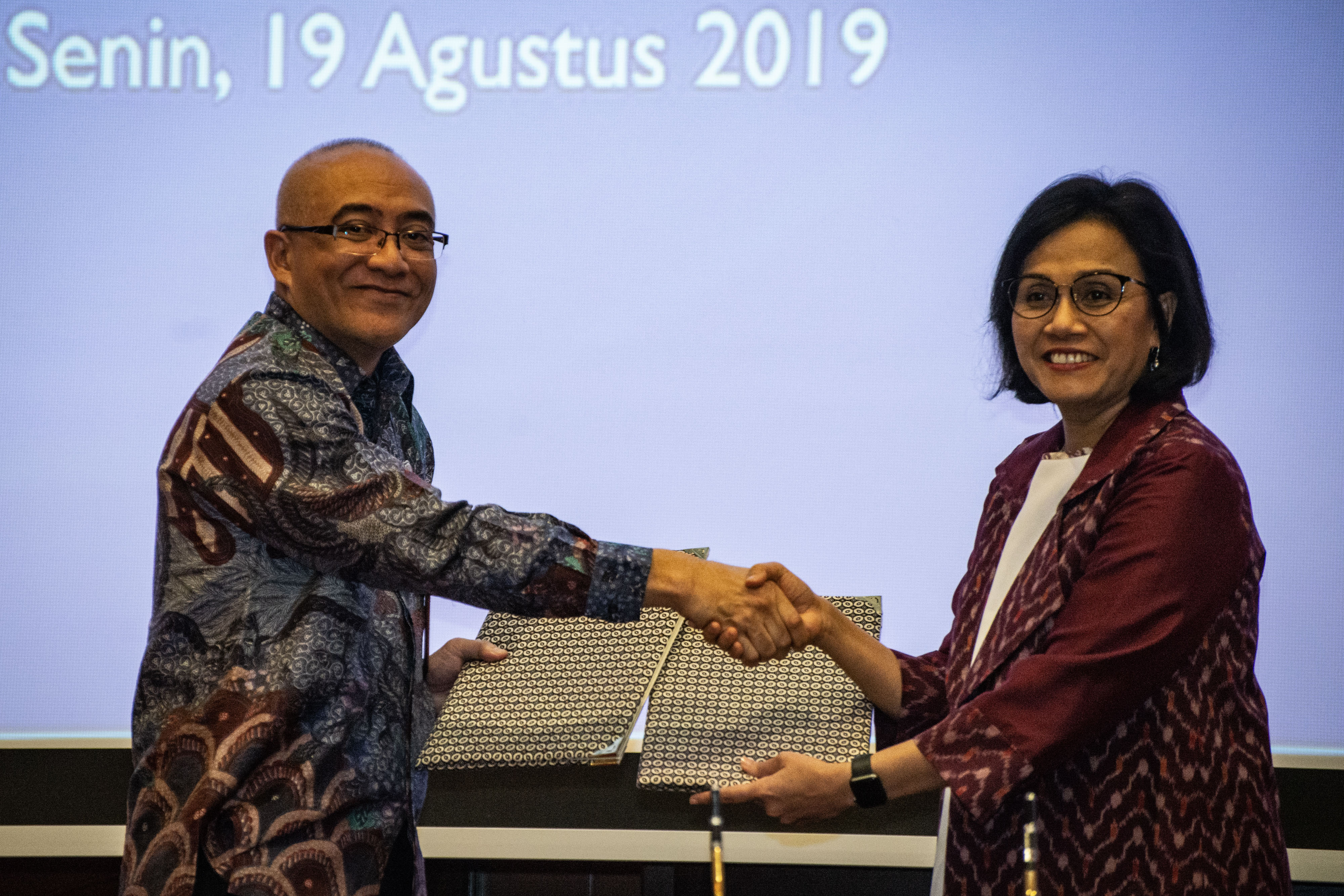 Menteri Keuangan Sri Mulyani (kanan) bersama Kepala Badan Kepegawaian Negara (BKN) Bima Haria Wibisana.