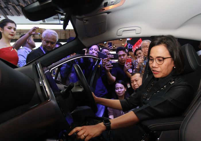 Menteri Keuangan Sri Mulyani mencoba mobil elektrifikasi Toyota Prius Plug-In Hybrid Electric Vehicle (PHEV) dari balik kemudi