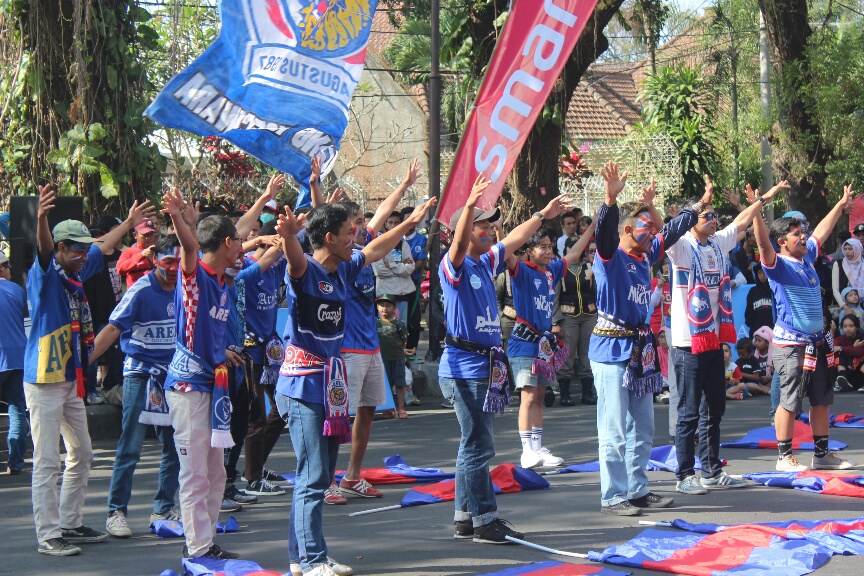 Sejumlah Aremania, suporter Arema Malang merayakan HUT Kota Malang dan HUT Kemerdekaan RI