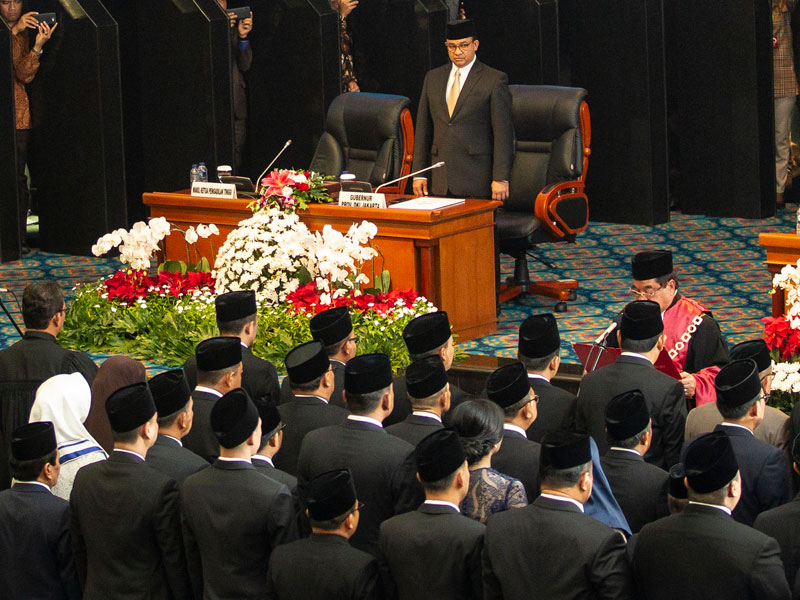Gubernur DKI Jakarta Anies Baswedan menyimak pengucapan sumpah anggota Dewan Perwakilan Rakyat Daerah (DPRD) DKI Jakarta.