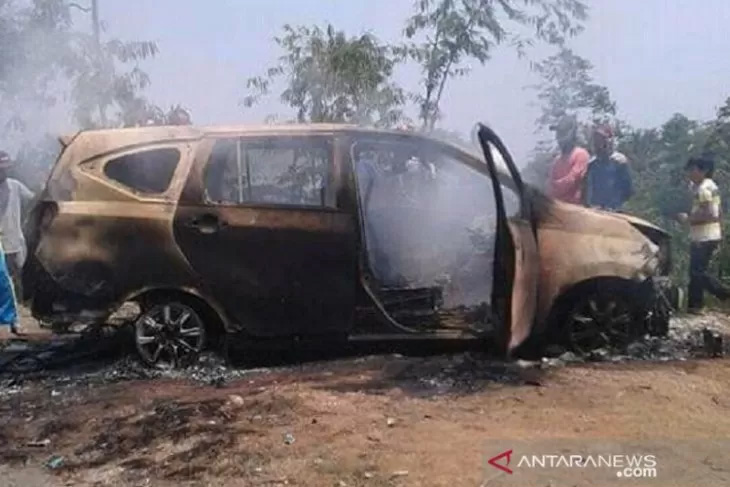 Mobil yang dibakar bersama dua jasad pria yang ditemukan di Kabupaten Sukabumi, Jawa Barat.