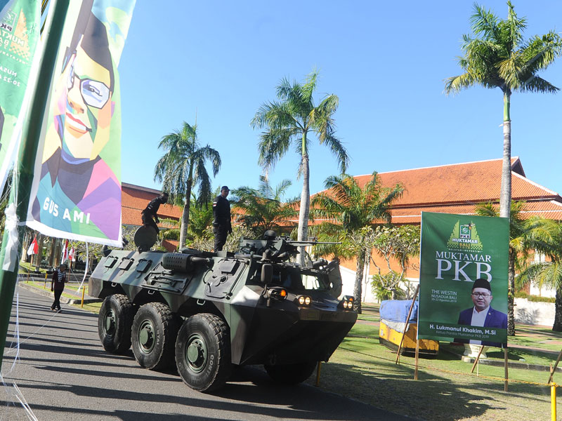 Prajurit TNI berjaga di sekitar lokasi penyelenggaraan Muktamar V Partai Kebangkitan Bangsa (PKB) di Nusa Dua, Badung, Bali.