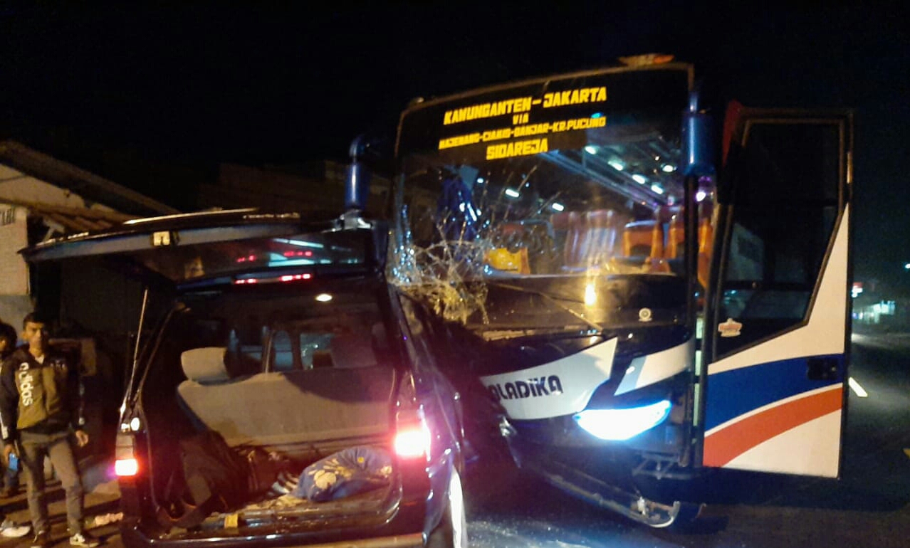 Kecelakaan antara bus Bhaladika jurusan Jakarta-Cilacap bertabrakan dengan Toyota Kijang di depan Polsek Rajapolah, Senin (12/8) dinihari. 