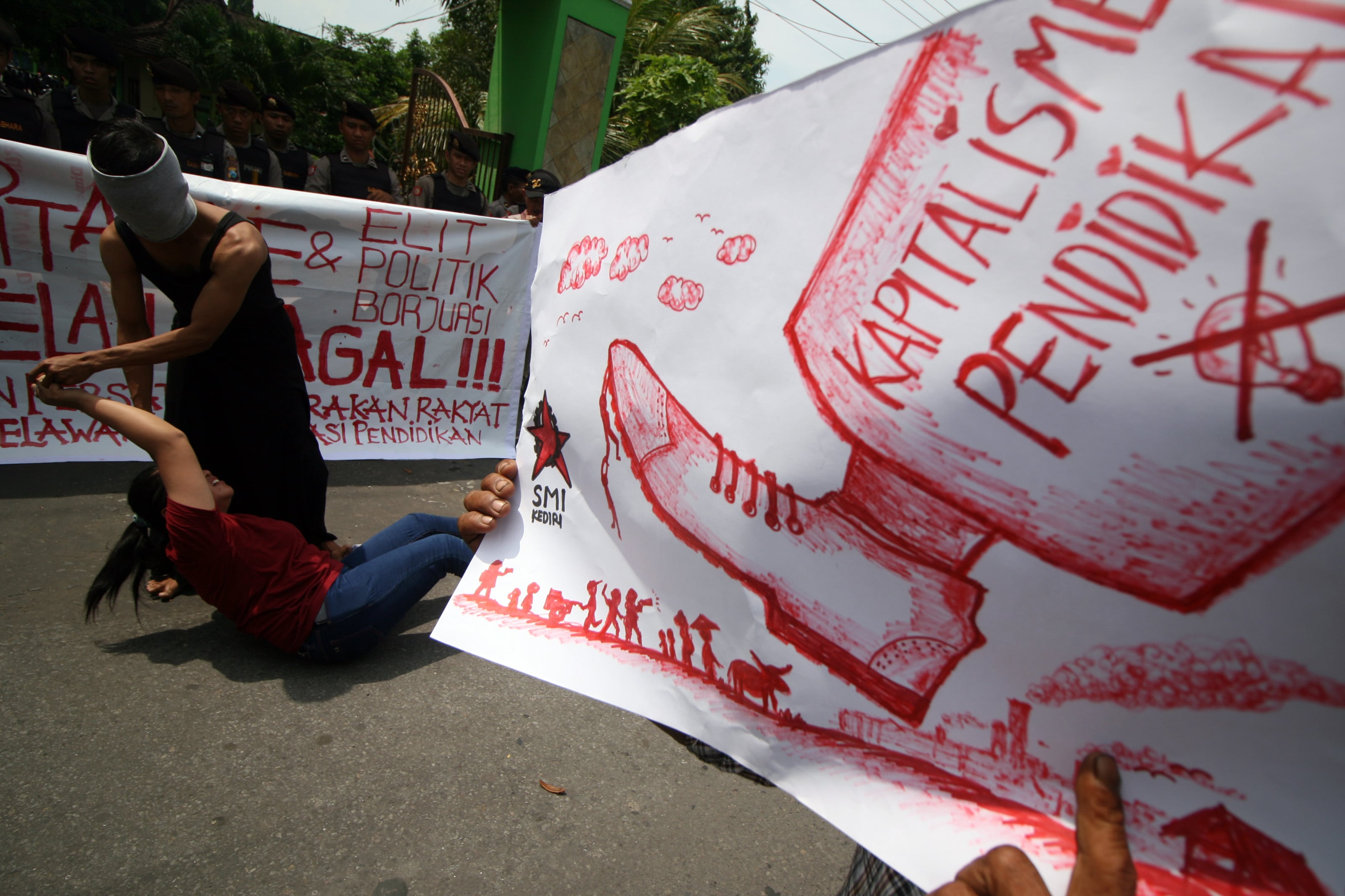  AKSI DUKUNG PENDIDIKAN GRATIS: menolak  pungutan liar berkedok biaya seragam atau iuran gedung yang memberatkan rakyat kecil