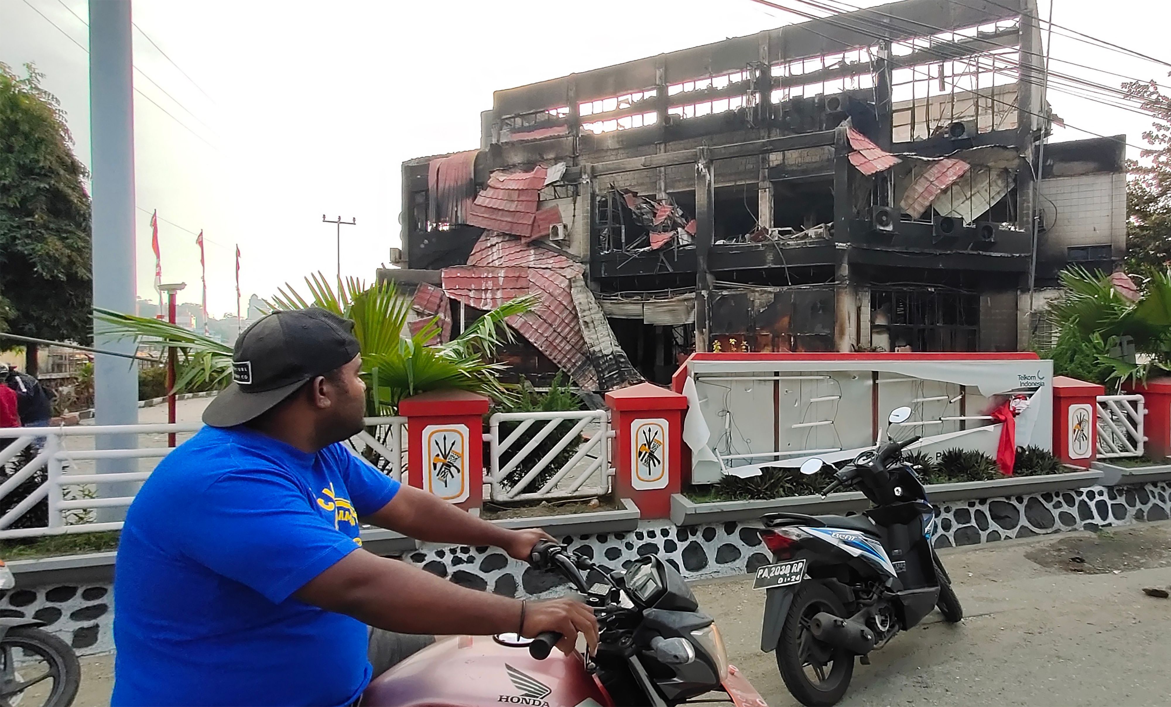 Sebuah gedung terbakar di Jayapura Papua