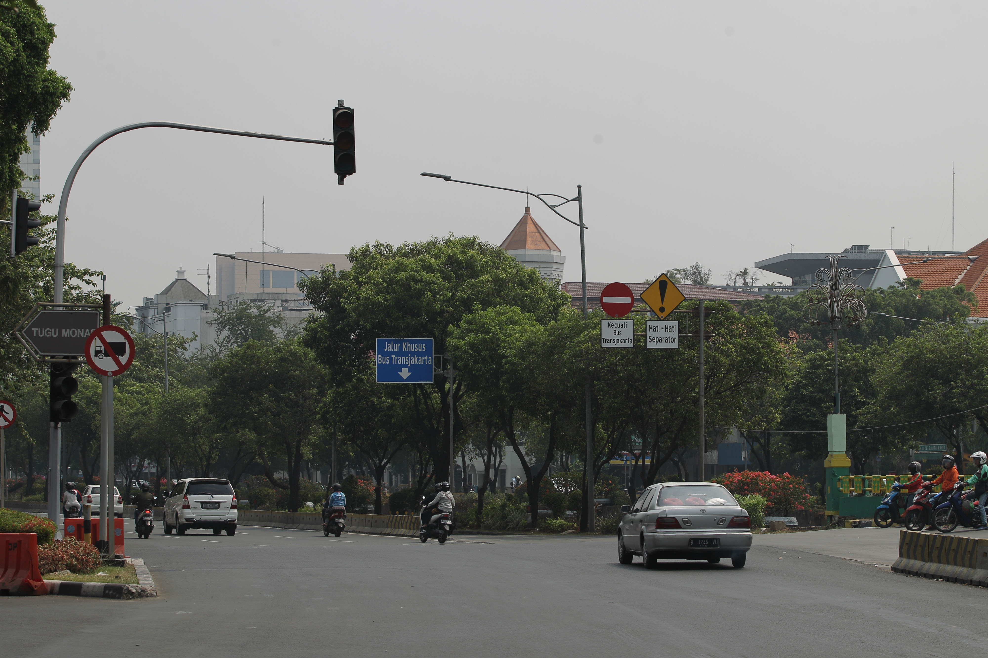 : Lampu pengatur lalu lintas mengalami pedaman saat kendaraan bermotor melintas di simpang Jalan Veteran, Jakarta, Minggu (4/8)