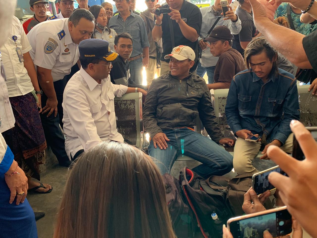Menteri Perhubungan (Menhub), Budi Karya Sumadi berdialog dengan penumpang di Bandara I Gusti Ngurah Rai, Denpasar, Bali, Kamis (8/8).