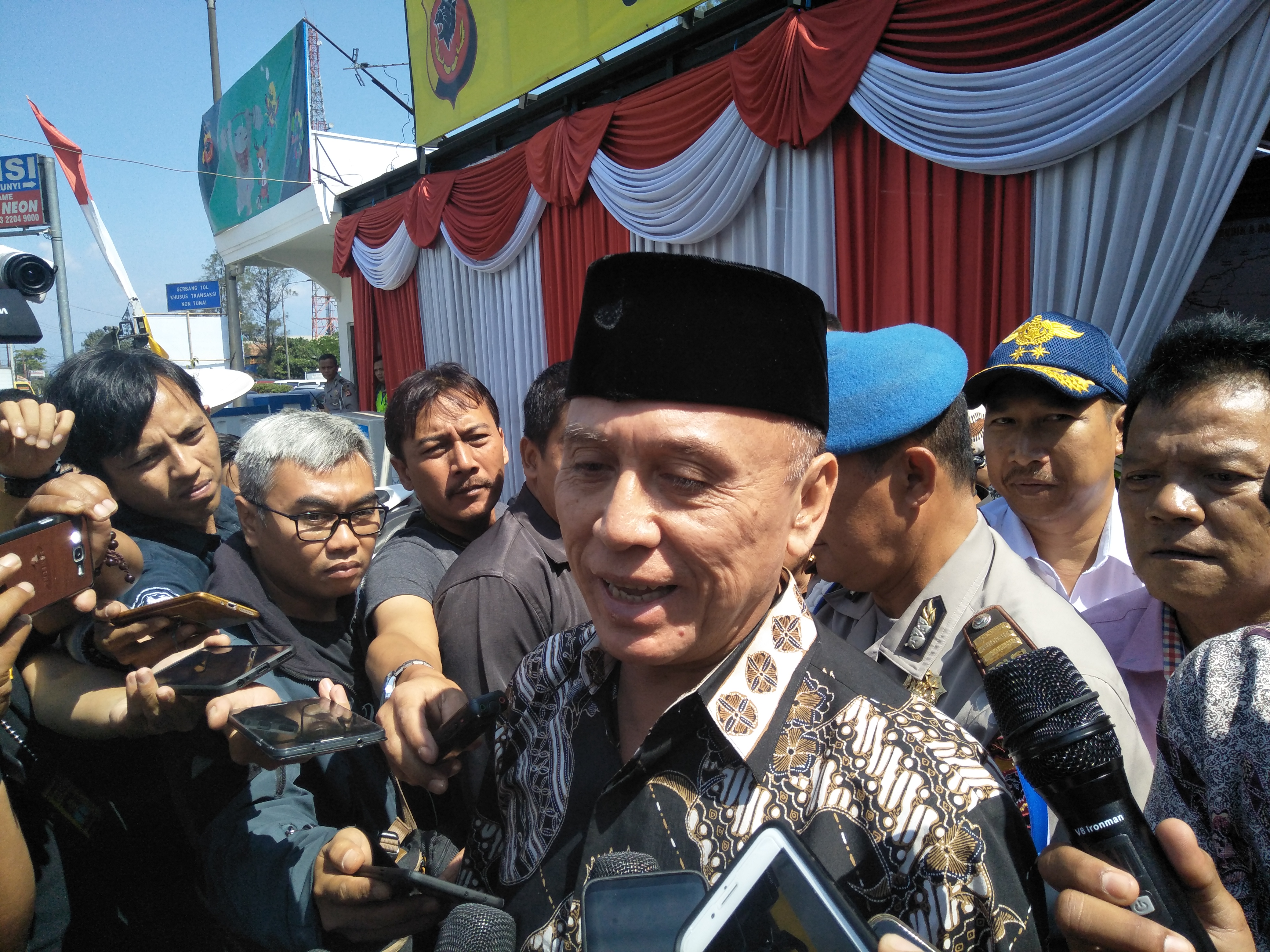 Komjen Pol M. Iriawan memberi keterangan kepada wartawan.