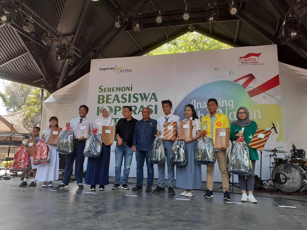 Pembagian beasiswa oleh Koperasi Astra Internasional