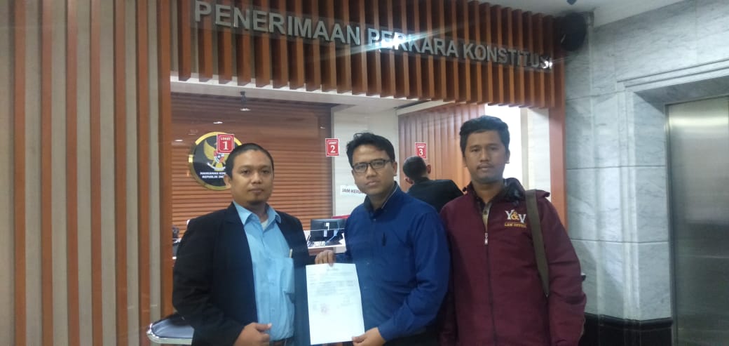 Dua pakar hukum Universitas Tarumanegara bersama pengacara mereka Victor Santoso (kiri) seusai melakukan judicial review ke MK.