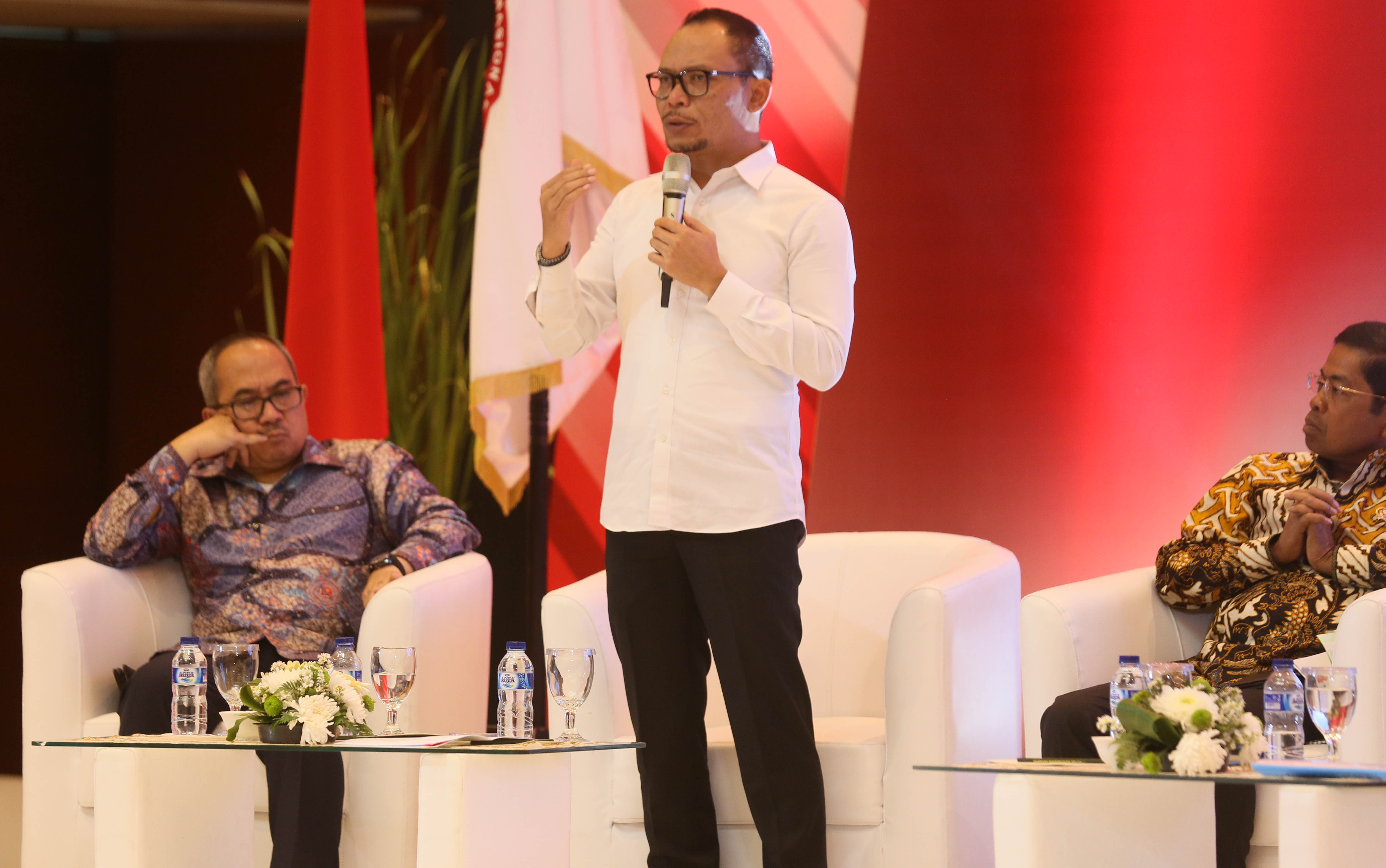 Menteri Tenaga Kerja M Hanif Dhakiri (tengah) memberikan paparan di diskusi Kebangsaan Negara Kesatuan Republik Indonesia