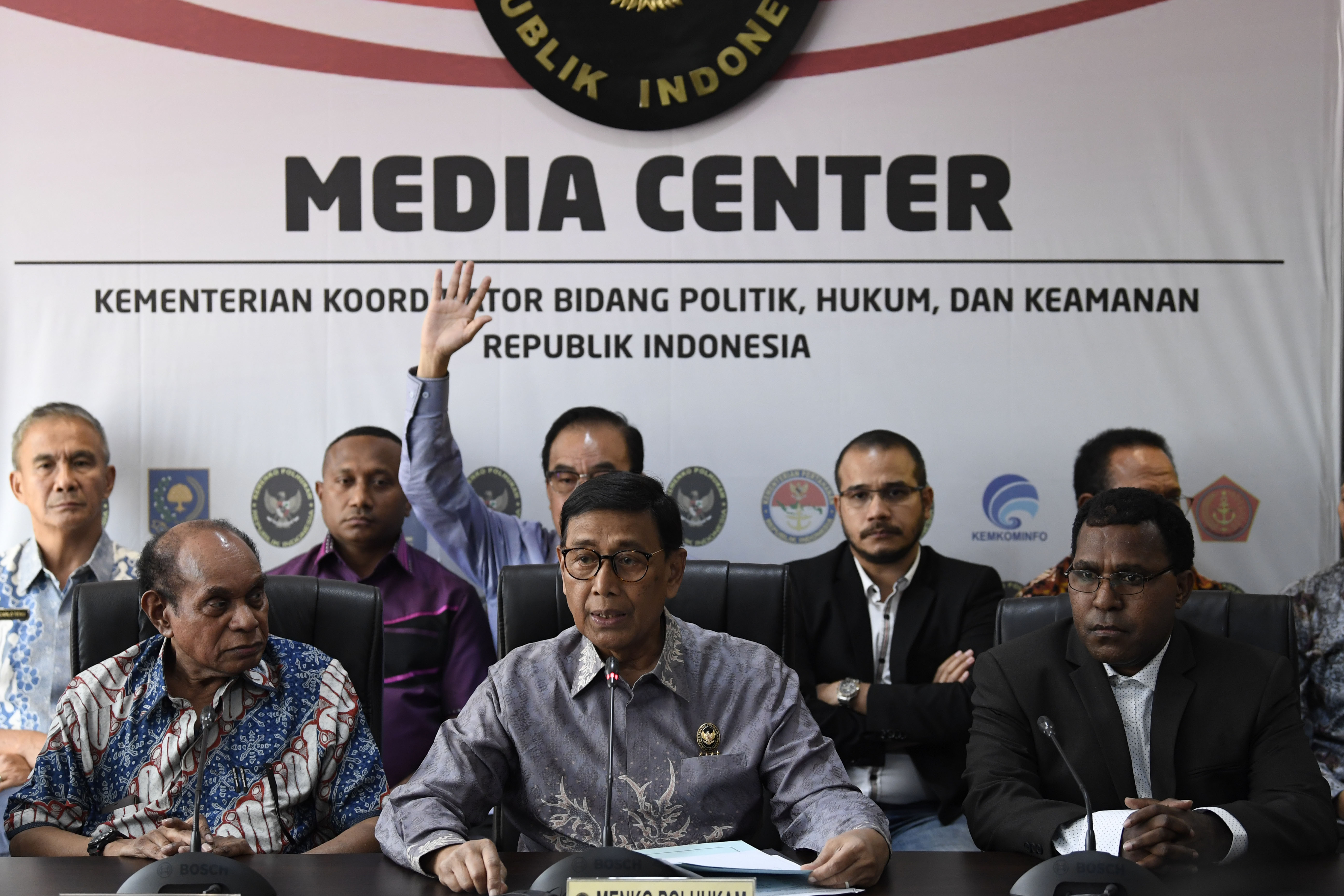 Menkopolhukam Wiranto (tengah) bersama tokoh Papua dan Papua Barat