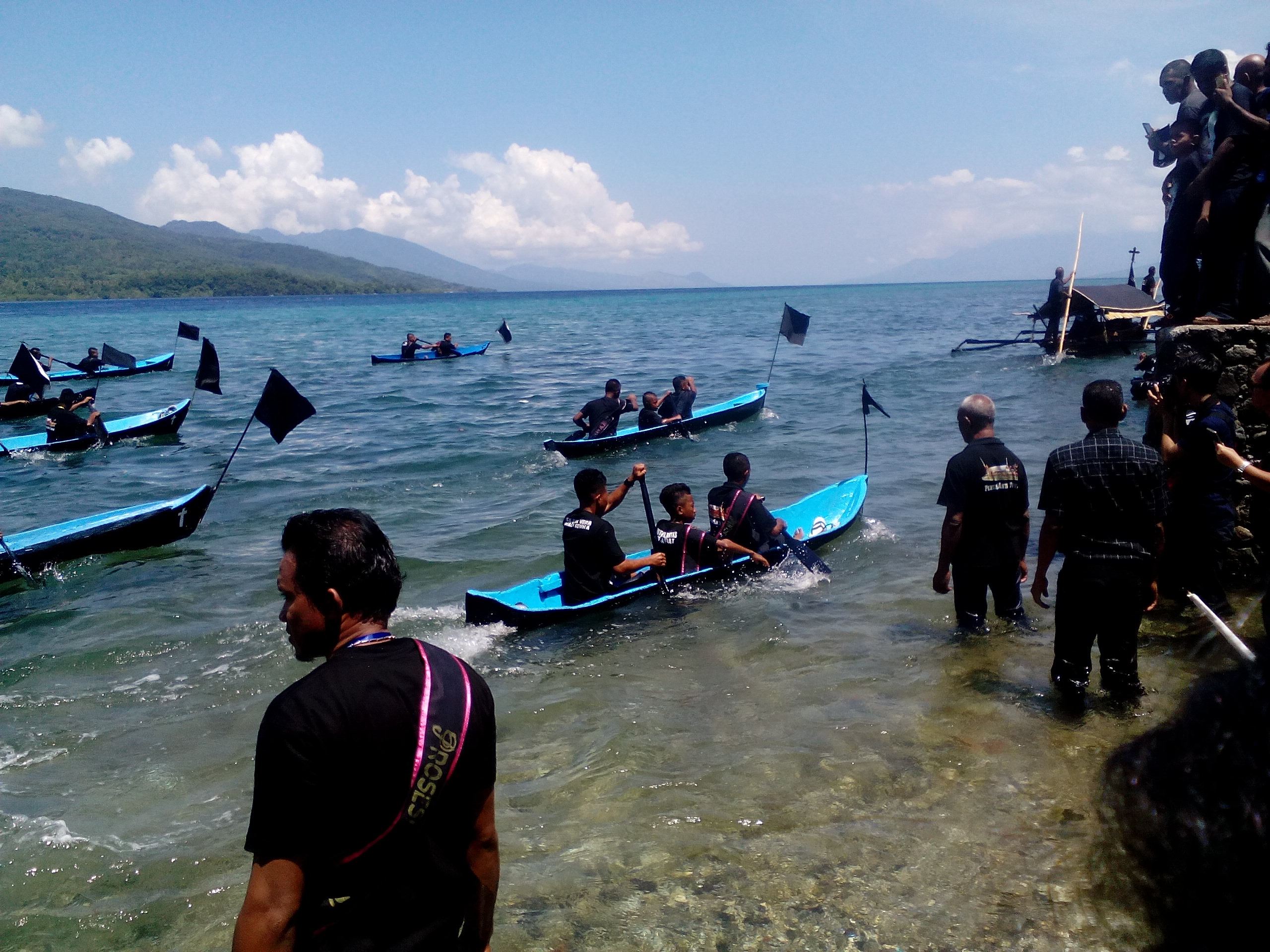 Salah satu prosesi upacara Samana Santa di Larantuka, yang menjadi bagian dari wisata religi cukup mendunia. 