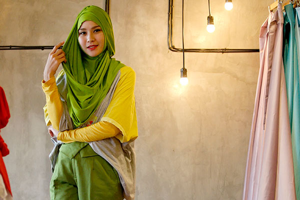 Zaskia Adya Mecca aktris, model dan pemilik usaha online Meccanism