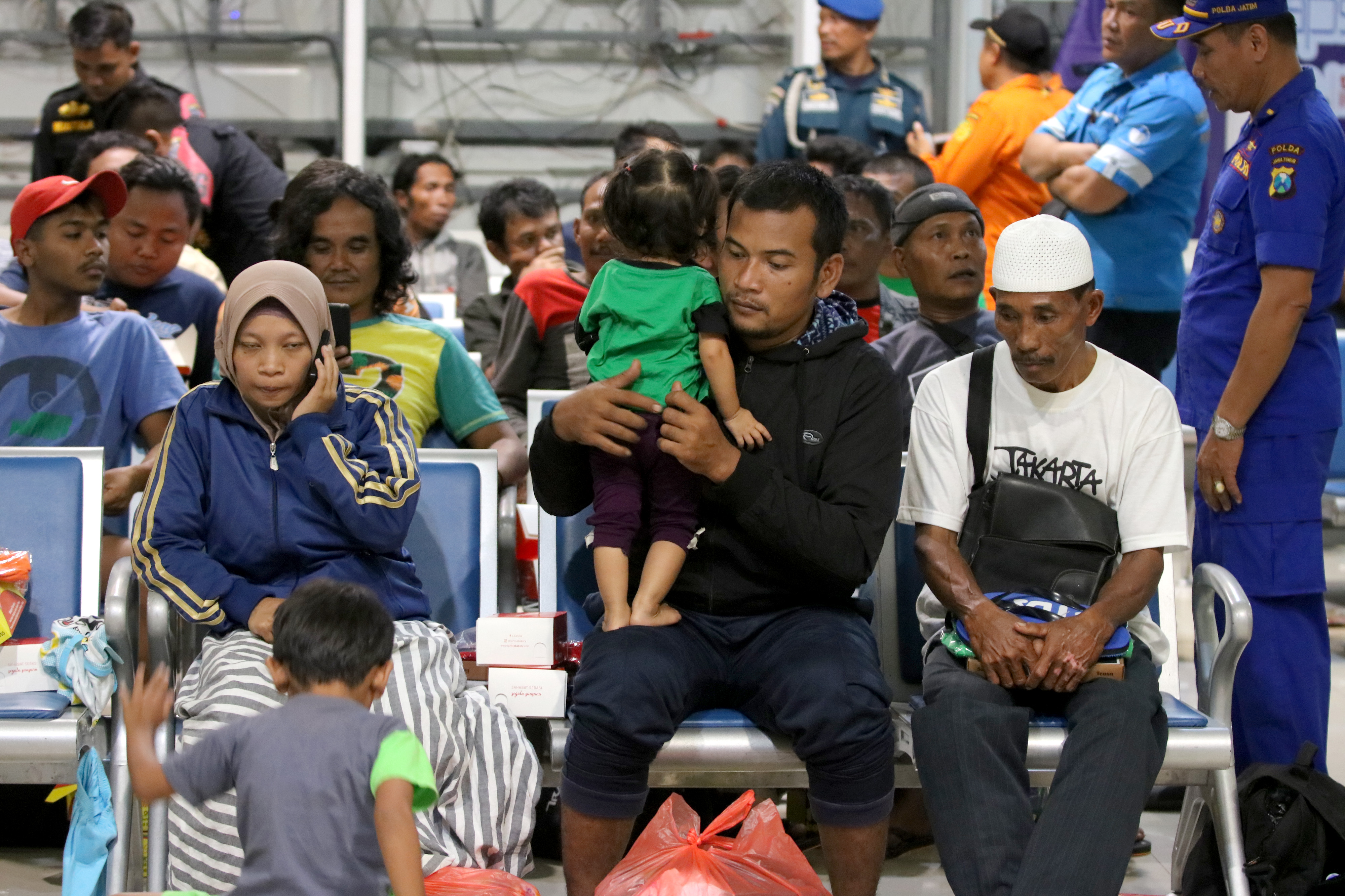 Sejumlah korban kapal terbakar KM Santika Nusantara beristirahat di Gapura Surya Nusantara, Pelabuhan Tanjung Perak, Surabaya