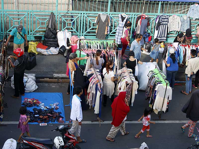 Pedagang kaki lima (PKL) menggelar lapak dagangannya di bahu jalan dan trotoar pejalan kaki di kawasan Senen, Jakarta, Kamis (2/5/2019). 