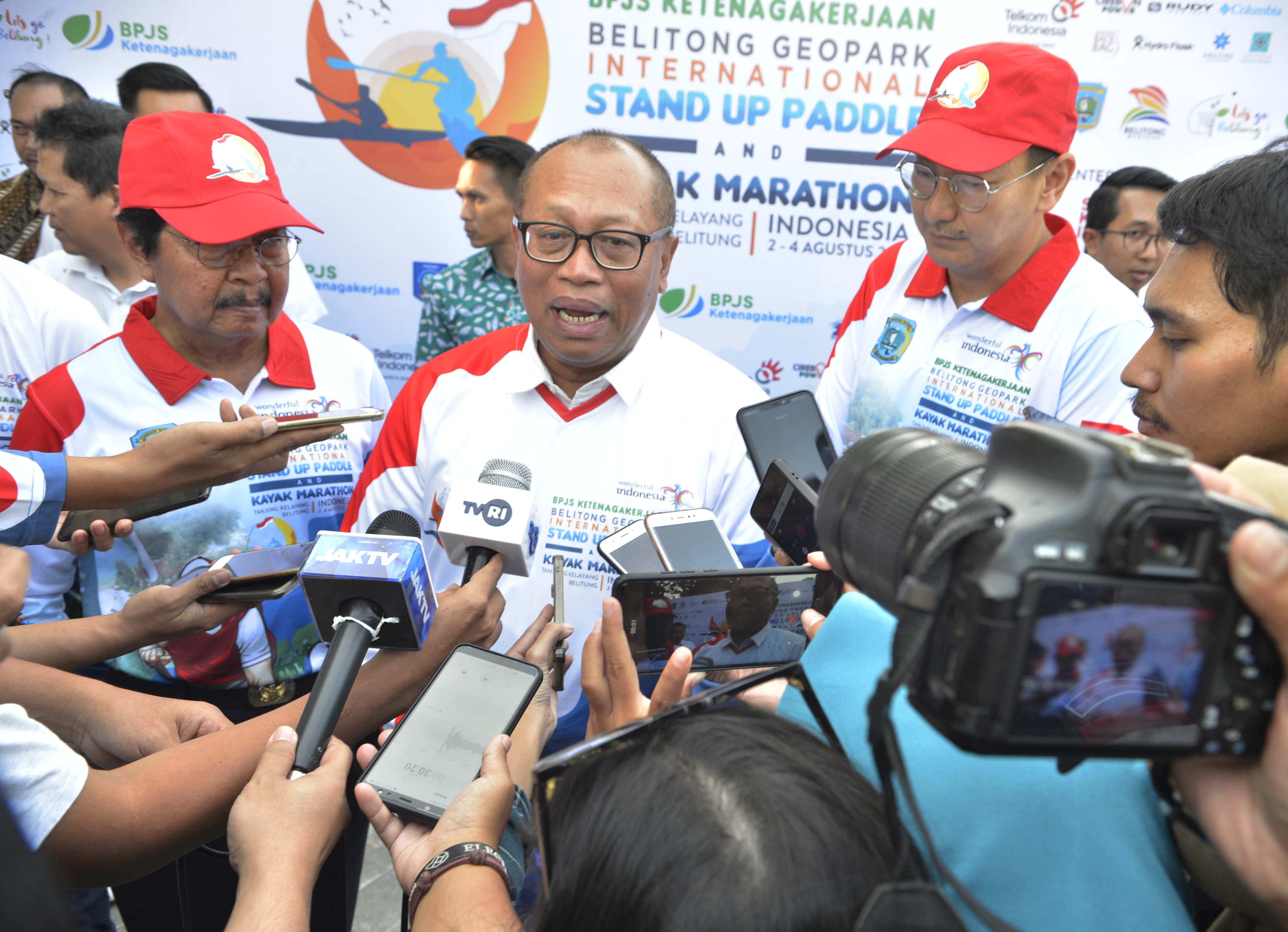 Direktur Utama BPJS Ketenagakerjaan Agus Susanto (tengah) bersama dengan Wagub Bangka Belitung Abdul Fatah (kiri)  