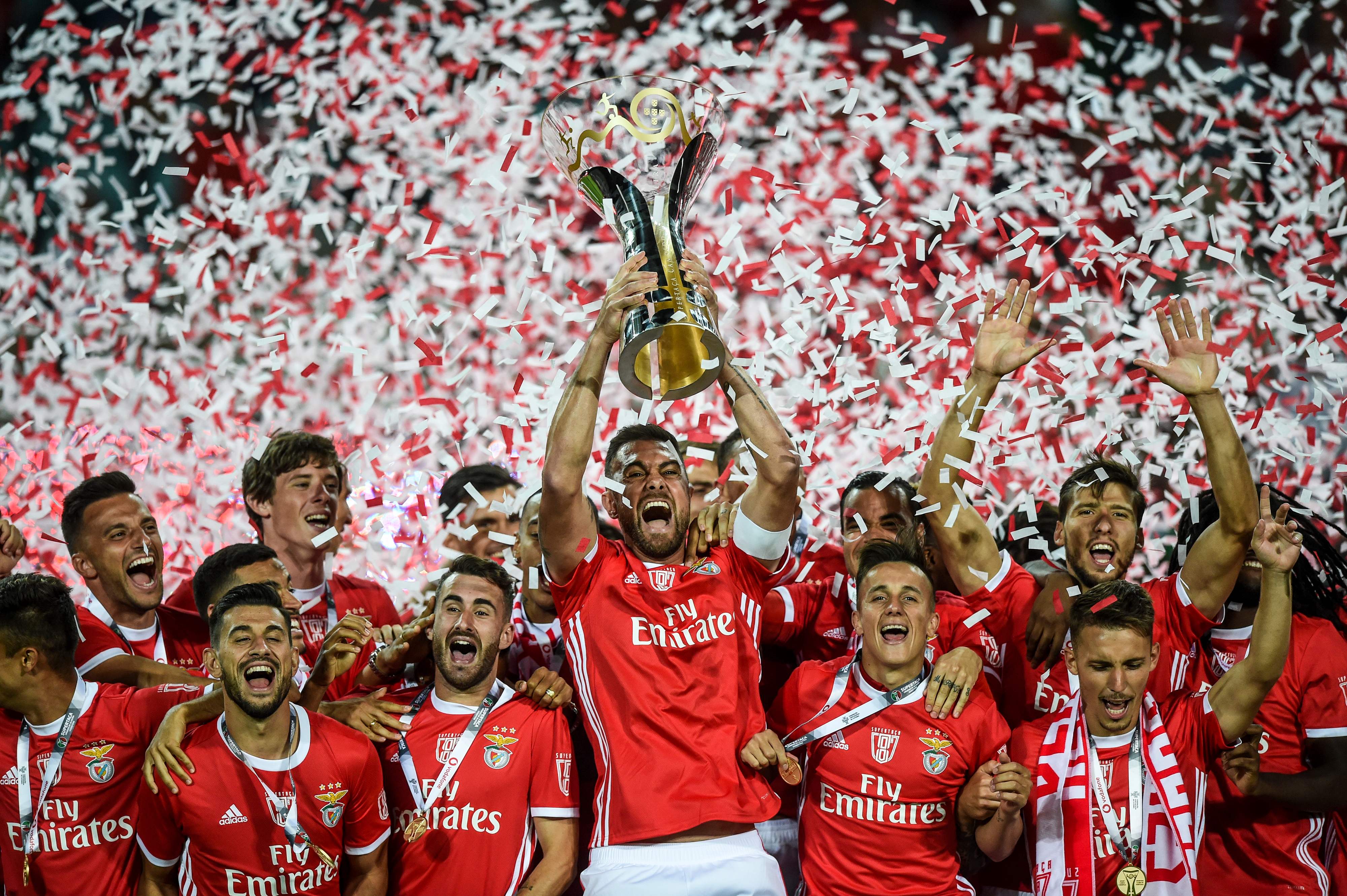 Para pemain Benfica merayakan keberhasilan mereka menjadi juara Piala Super Portugal.