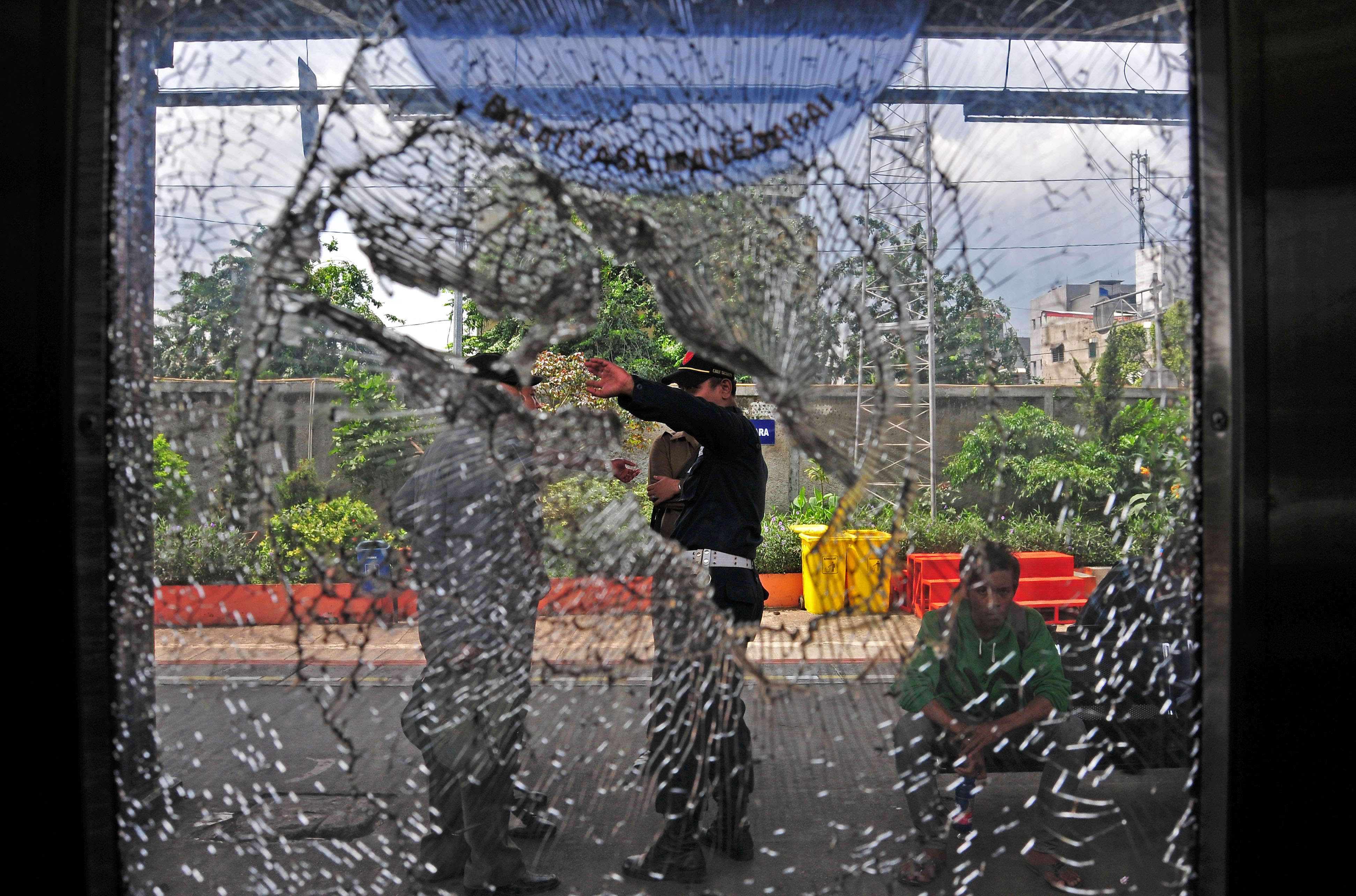 Ilustrasi--Kaca pintu KRL Commuterline Bekasi-Jakarta Kota berlubang akibat pelemparan di sekitar stasiun Buaran, Jakarta Timur