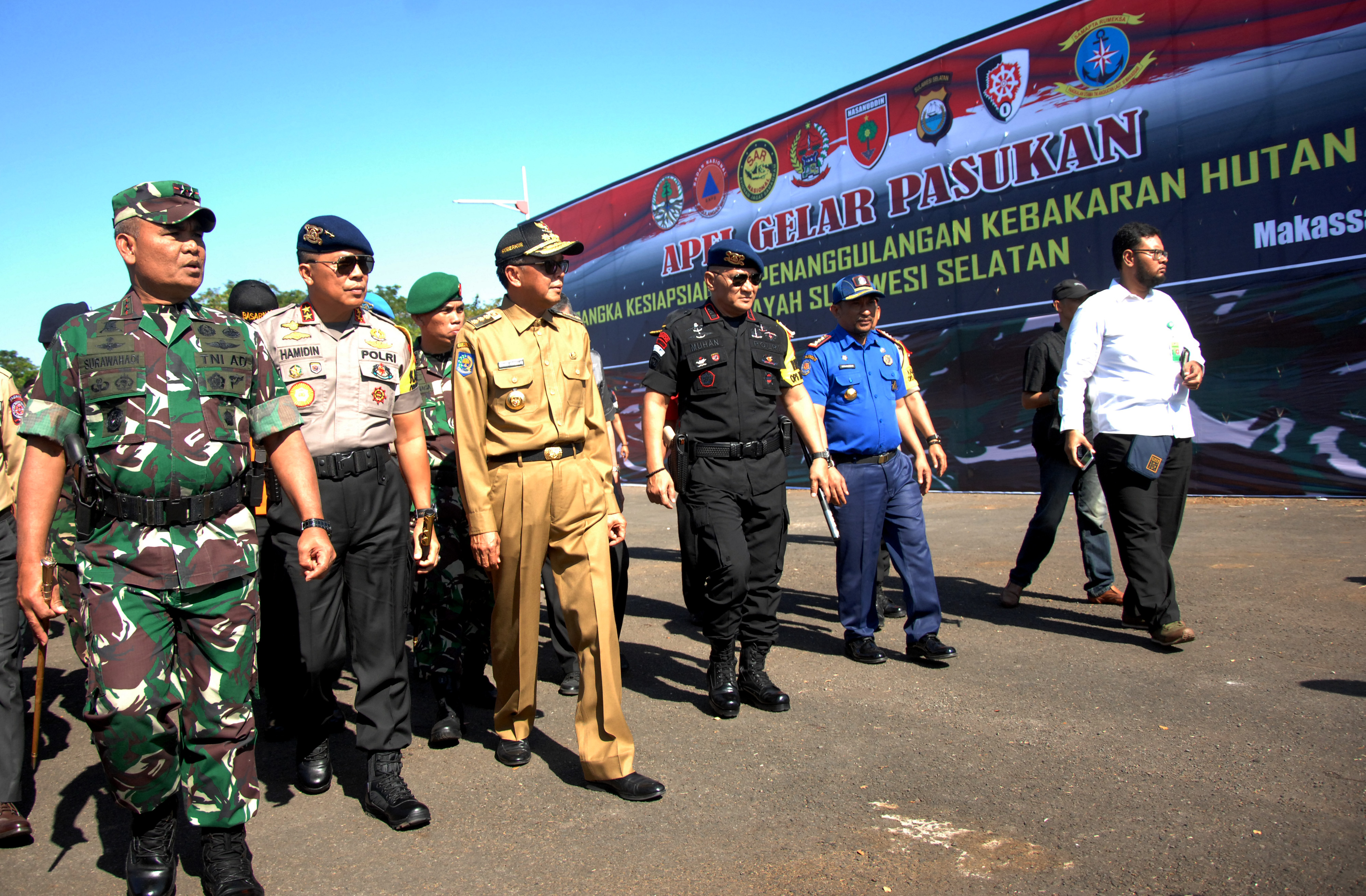  Gubernur Sulsel Nurdin Abdullah (tiga kiri) saat menghadiri apel gelar pasukan penanggulangan karhutla di Makassar, Sulsel, Kamis (15/8).