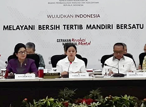  Menko Bidang PMK Puan Maharani (tengah), Menpora Imam Nahrawi (kanan), dan Menkes Nila Moeloek (kiri) melakukan rapat terkait PON 2020