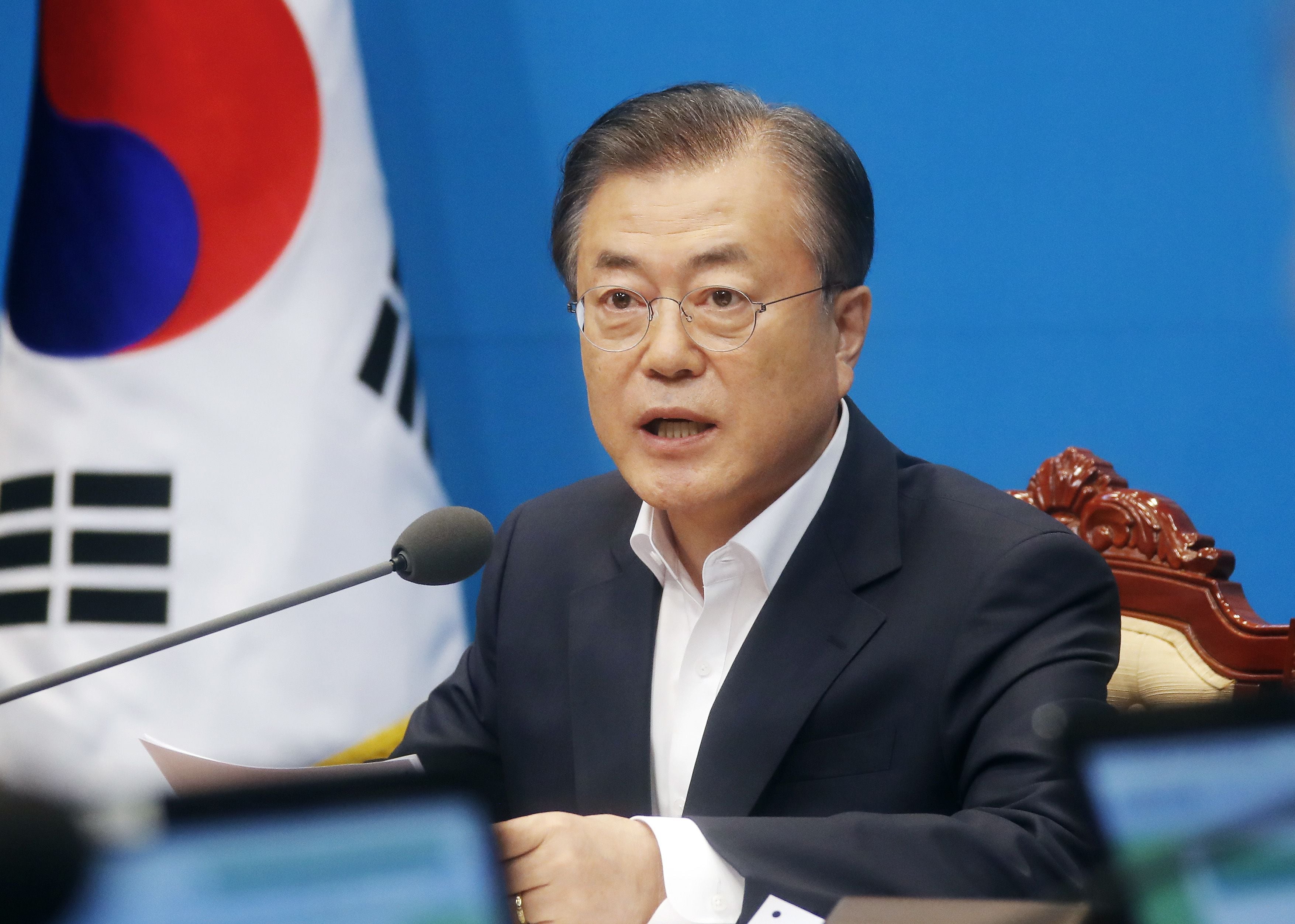 Presiden Korea Selatan Moon Jae-in berbicara selama pertemuan kabinet darurat di Gedung Biru kepresidenan di Seoul pada 2 Agustus 2019. -