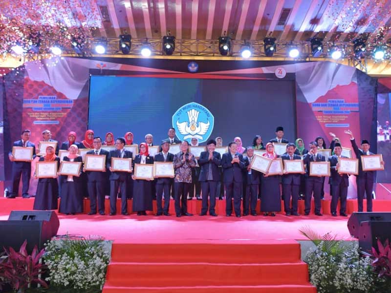  Para peraih pemenang I berpose bersama penghargaannya dalam pemilihan GTK Berprestasi dan Berdedikasi Tahun 2019.